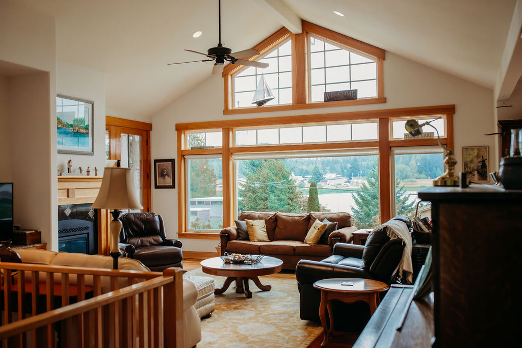 Shalom at the Lake, Spacious Langley Retreat