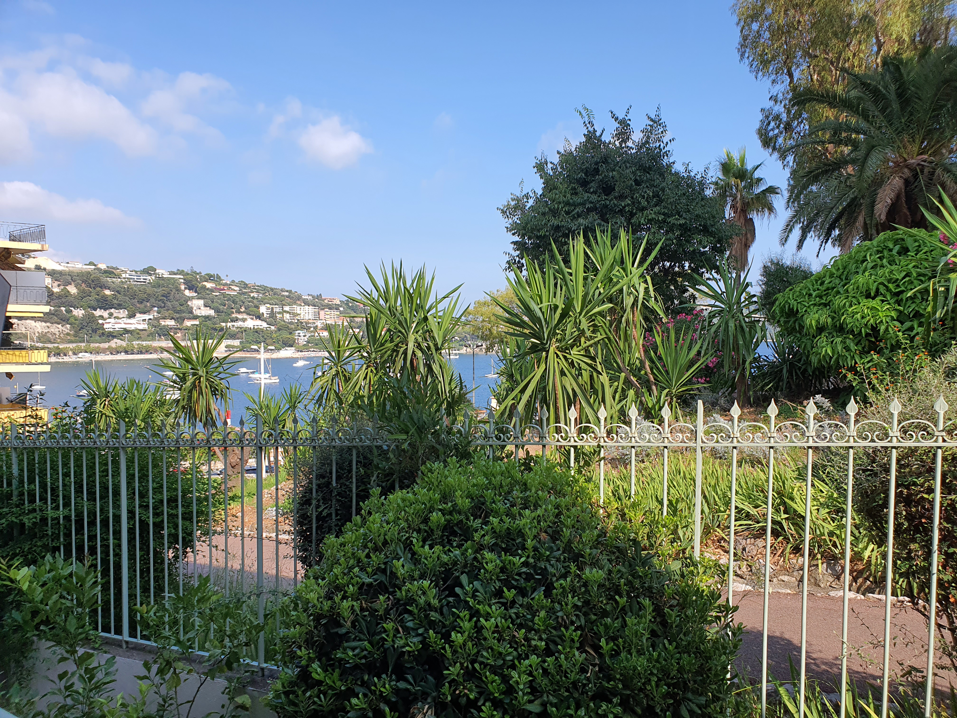 Nice apartment  terrace S/E face garden and sea