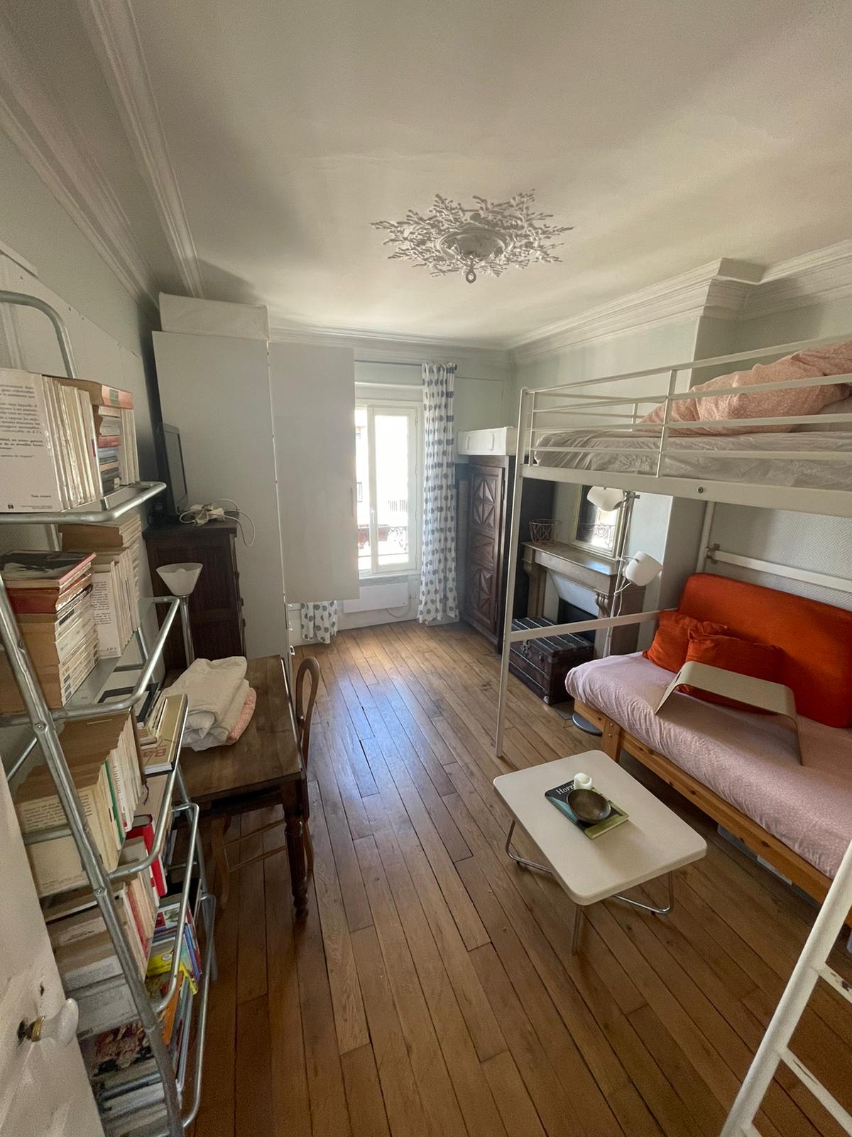 ROOM 1 TYPICAL CENTRAL PARISIAN APARTMENT in Buttes-Chaumont, Paris