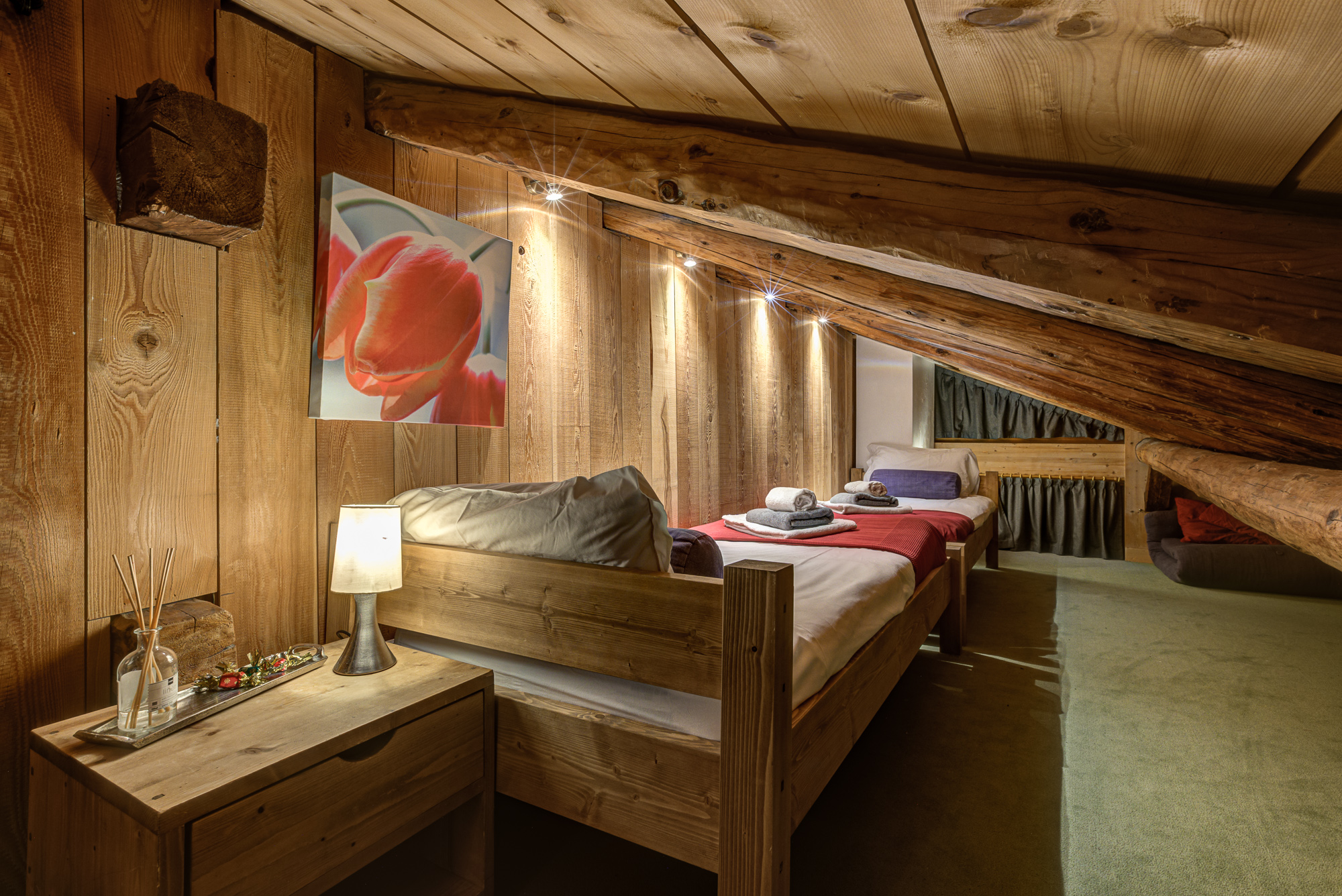 Twin low ceiling room / Shared Bathroom
