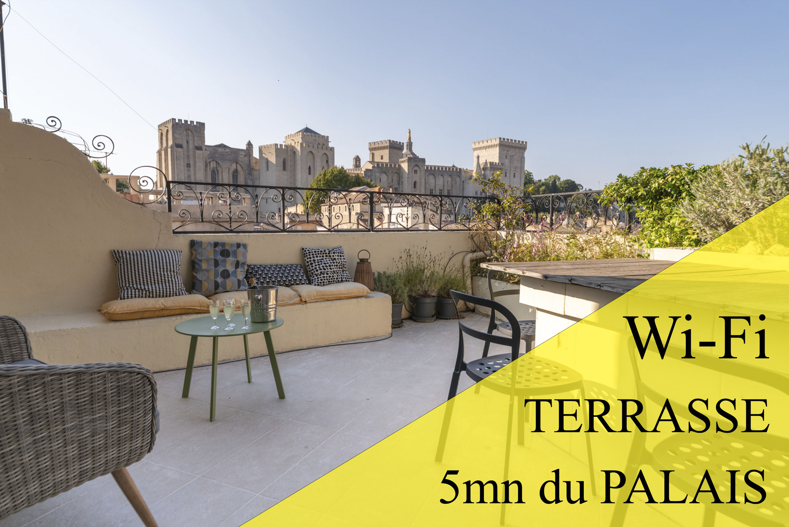 Terrasse et vue sur le palais au cœur de la ville. Appartements à