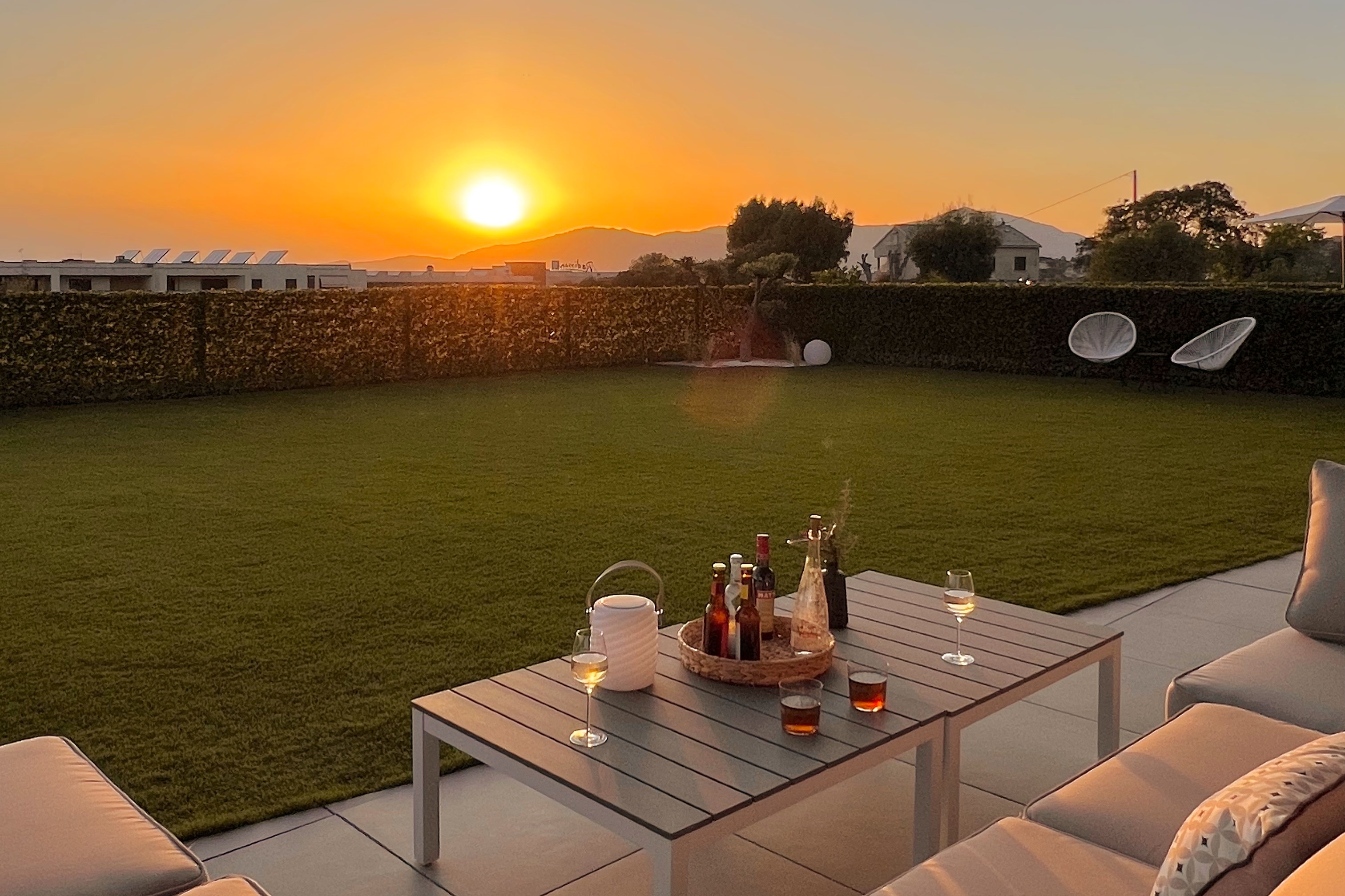 Beachfront 2 Bedroom Apartment with Agosta Garden