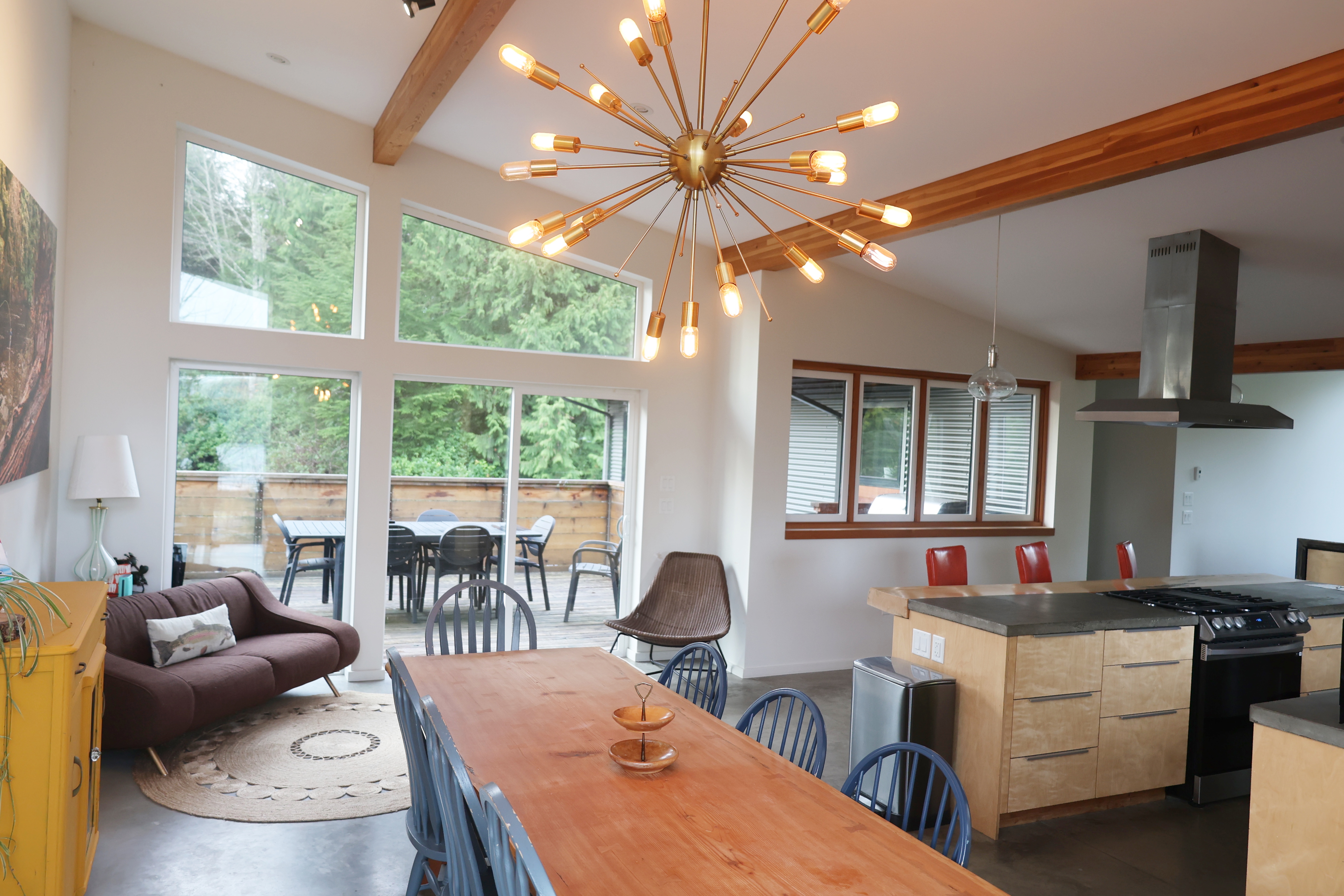 Angler's Inn Tofino (harbour view with hot tub)