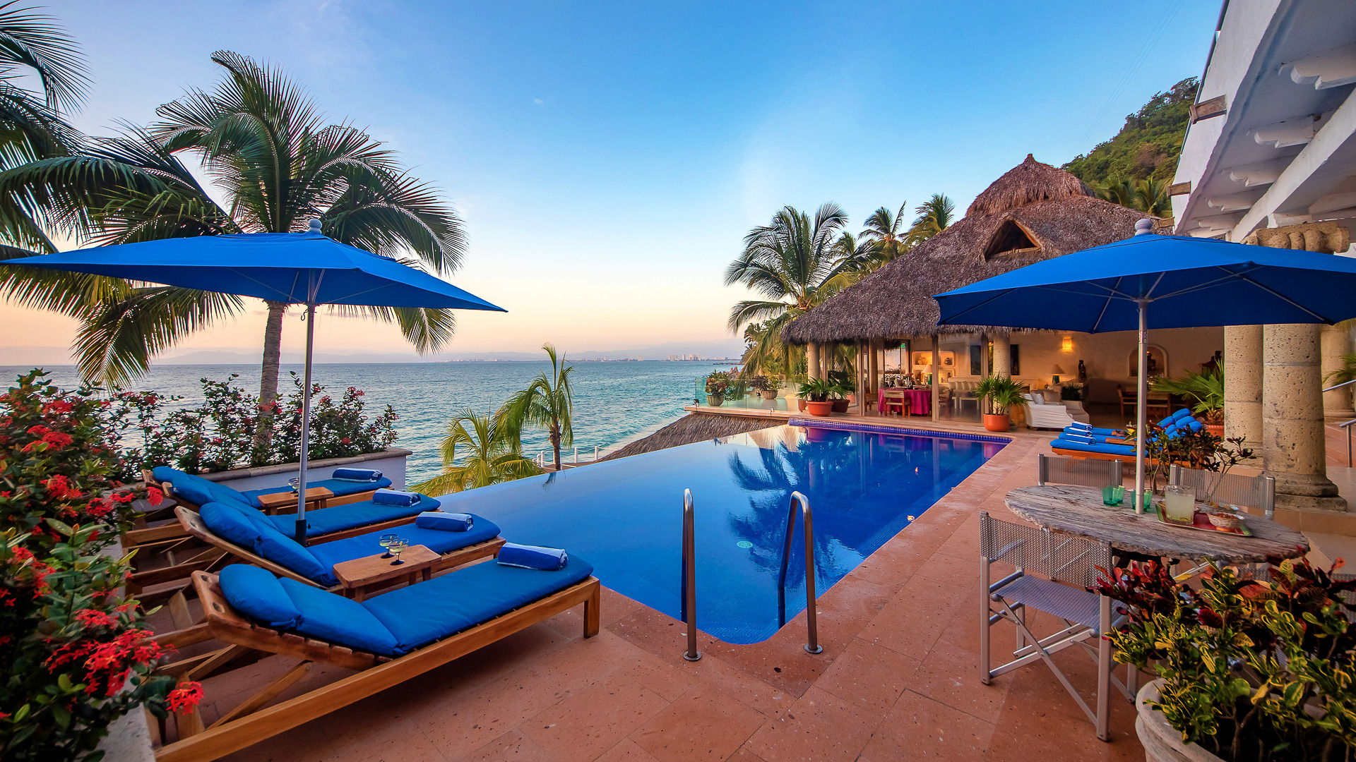 Luxury Beachfront Villa & Staff (9 bdr, Sleeps 18)