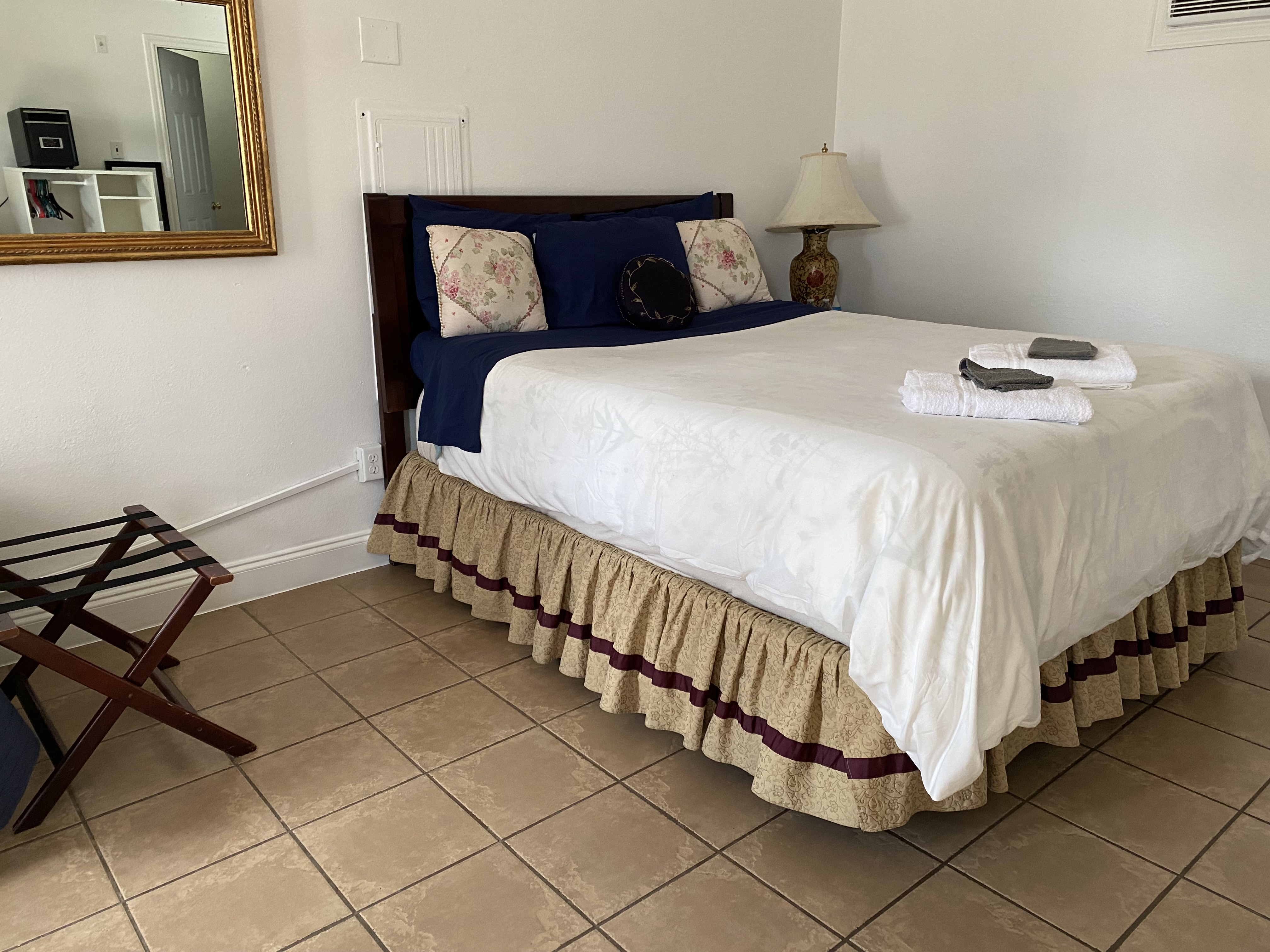 Big Clean Private Bedroom - Private Bath in District 8, Dallas
