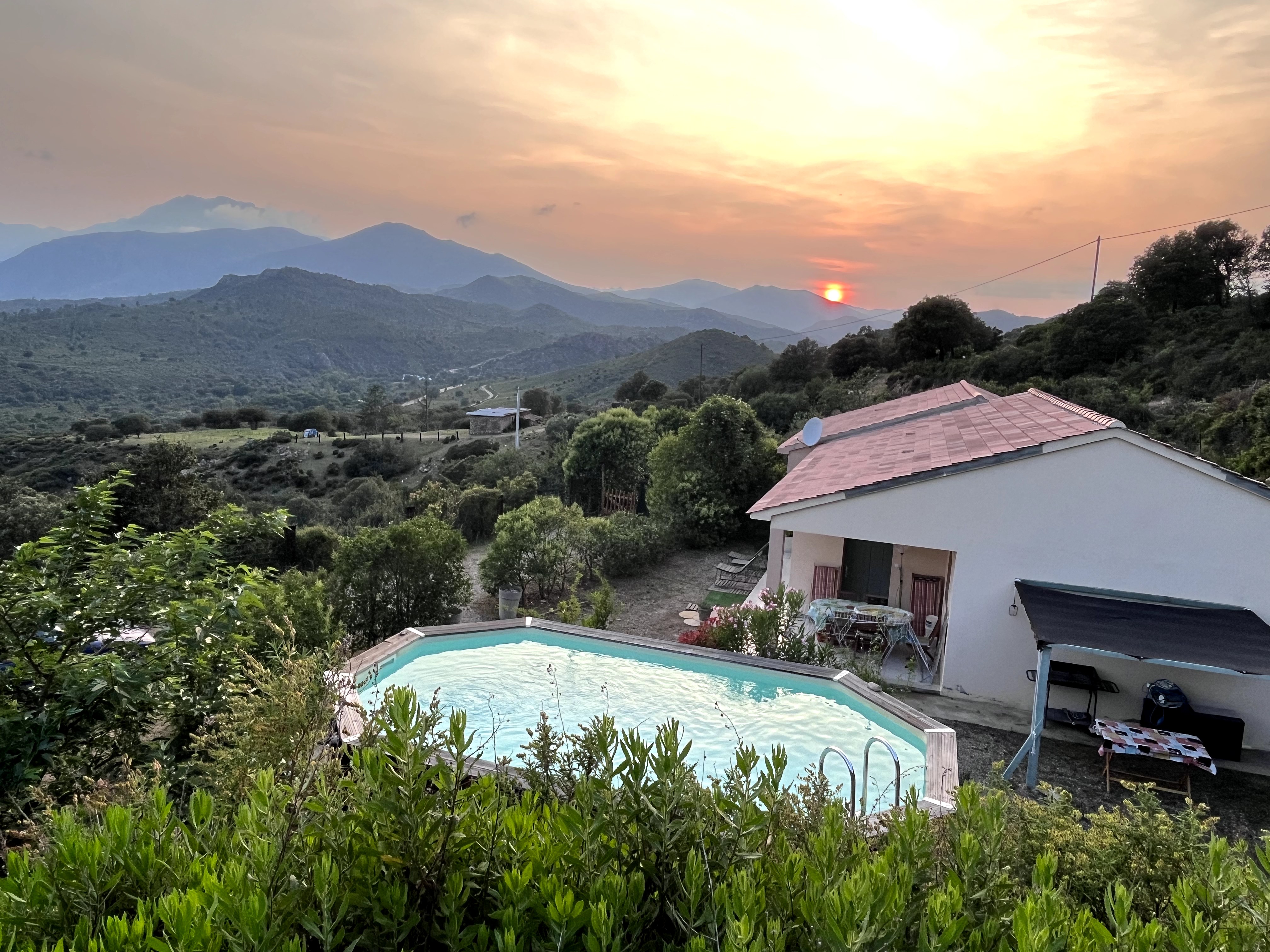Villa for 6, private swimming pool between sea and mountain