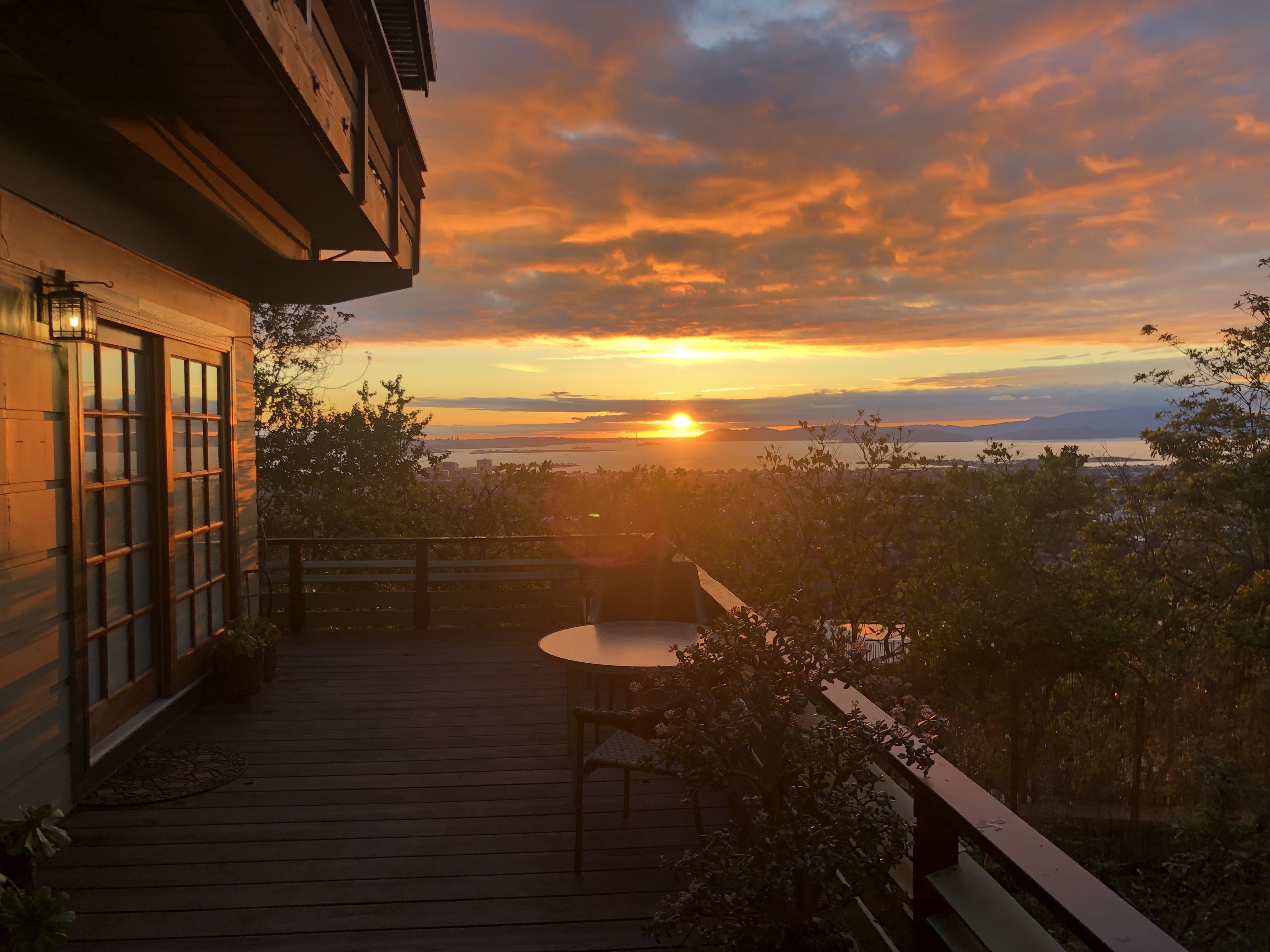 Stunning views/pet friendly/private studio/parking in Panoramic Hill, Oakland