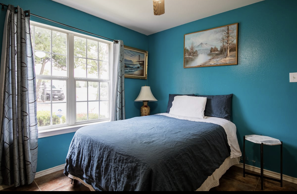 The Blue Room - cozy clean and comfortable. in District 8, Dallas