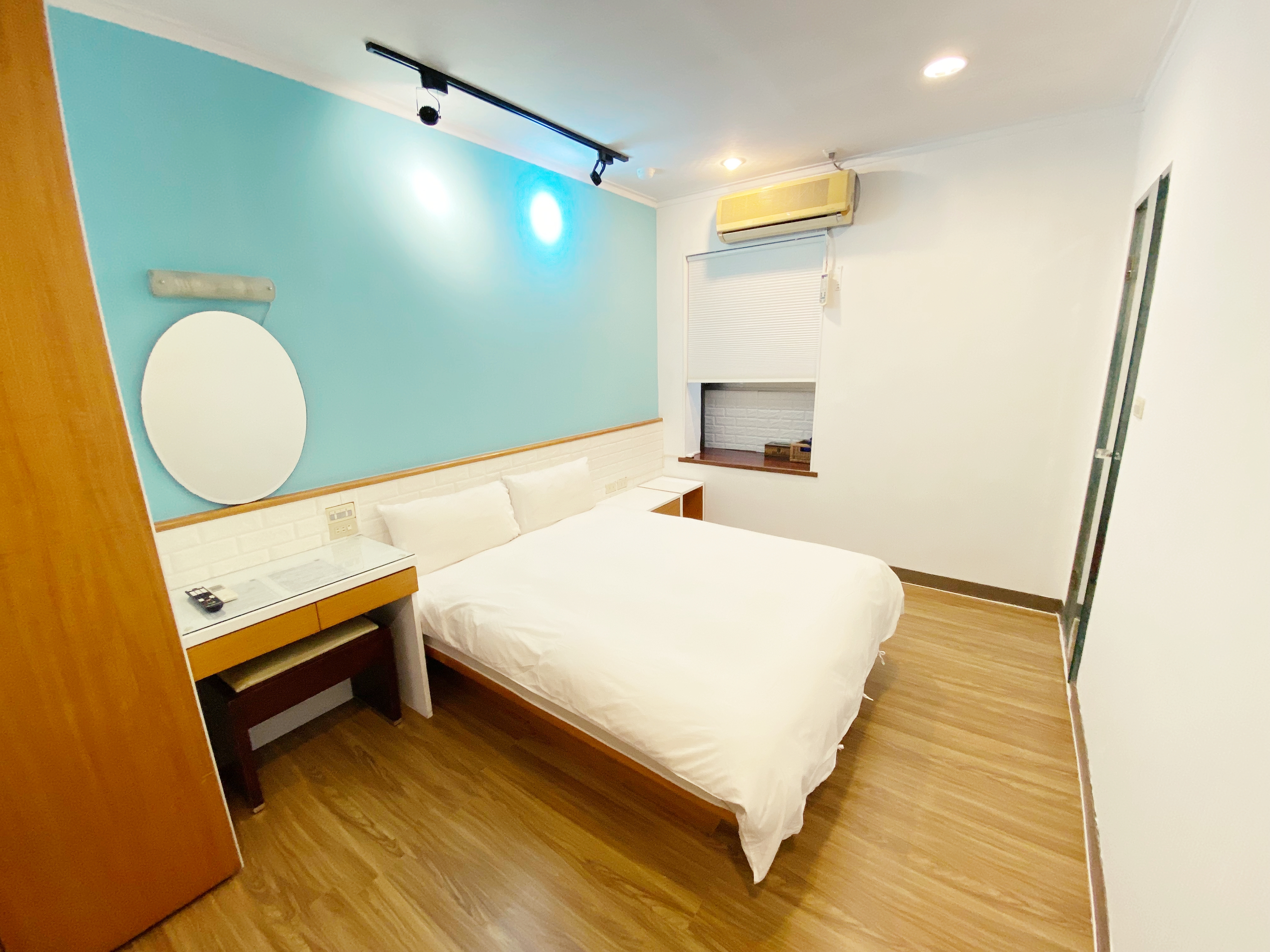 A-B1 Monthly Rental Available Zhongshan MRT Station - Double Suite (with private bathroom)