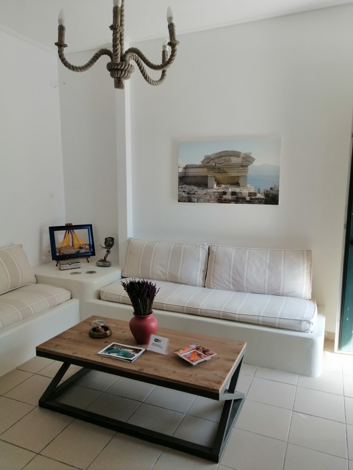 A friendly house welcomes you to Milos (ΑΜΑ 7480)