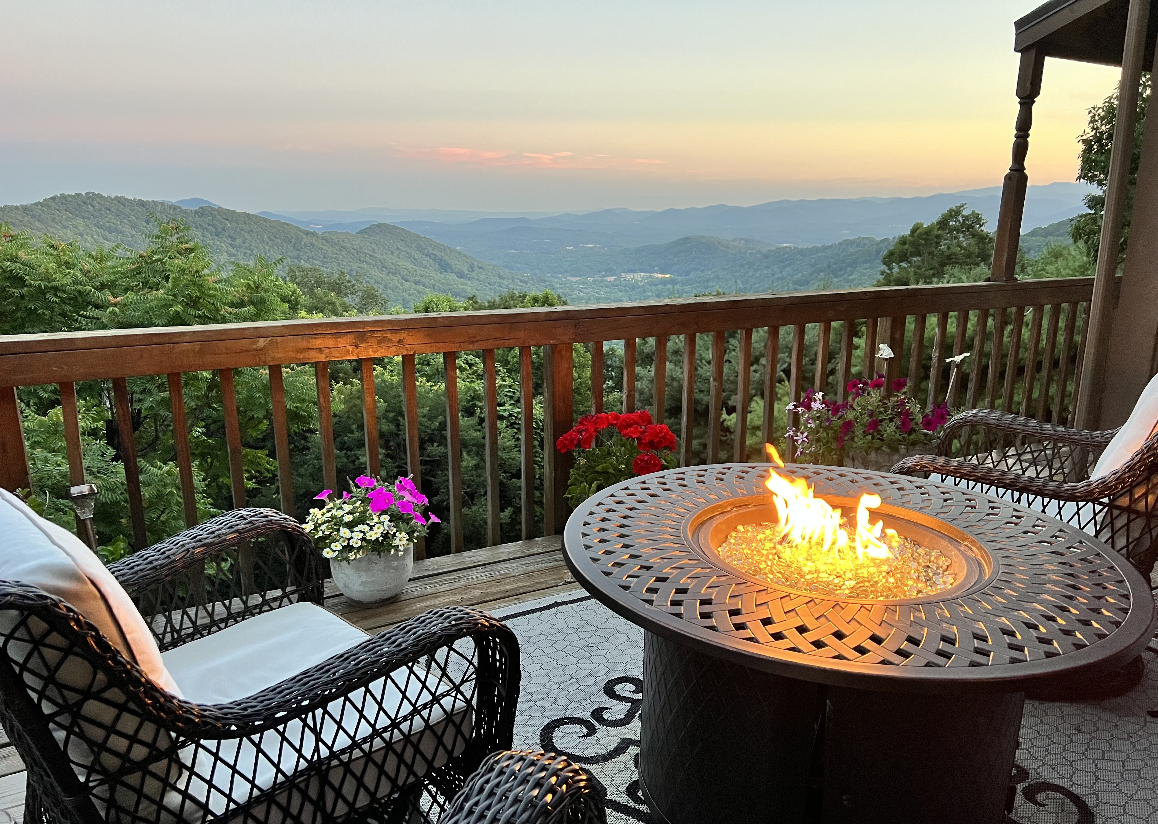 Skye Haven - Views! Romantic getaway 3 mi. to town in 28804, Asheville