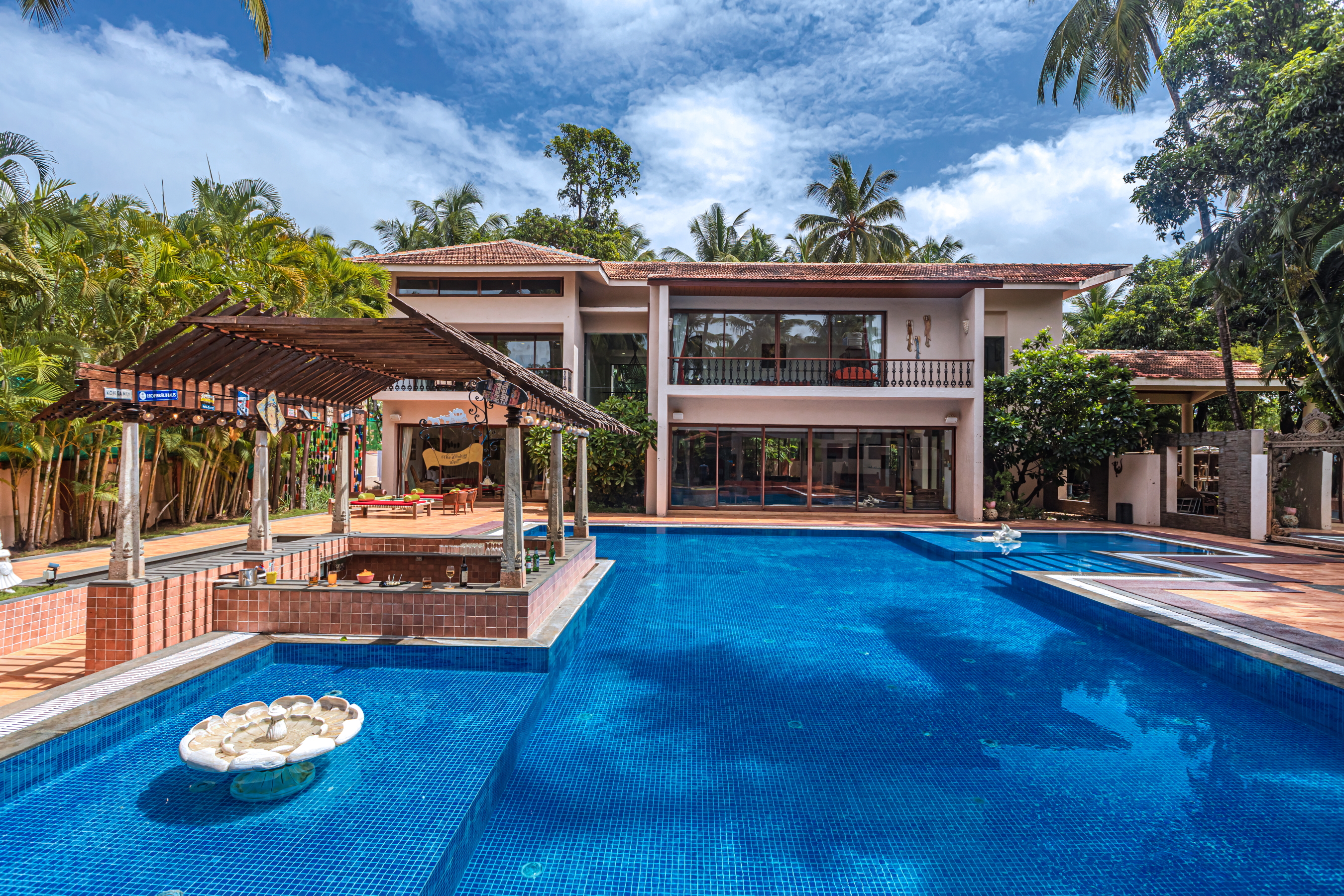 Casa Del Palms, 8BR Luxury Pool Villa in Alibaug