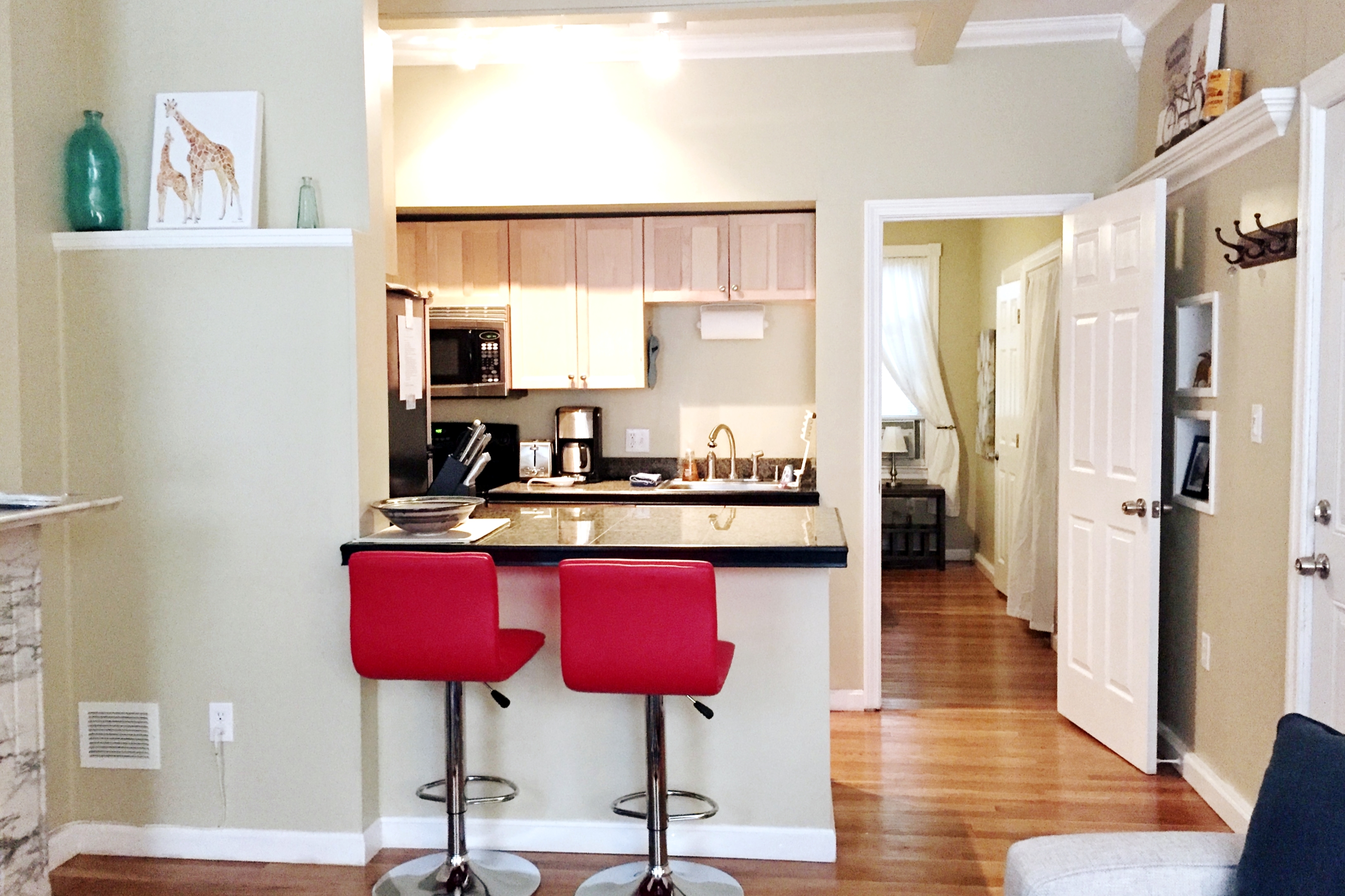 S End/B Bay border! Copley Location- Perfect 1 Br
