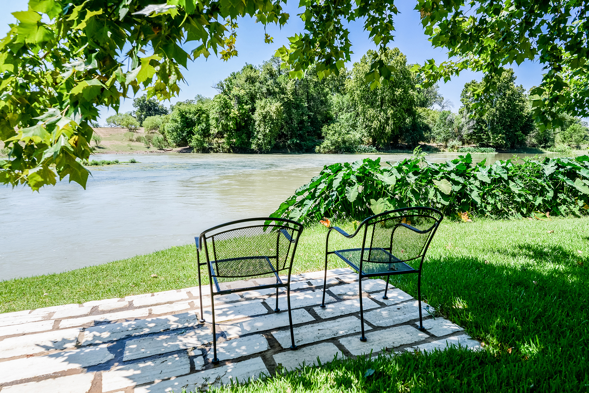 HarmonyHouse River Retreat: Pet Friendly