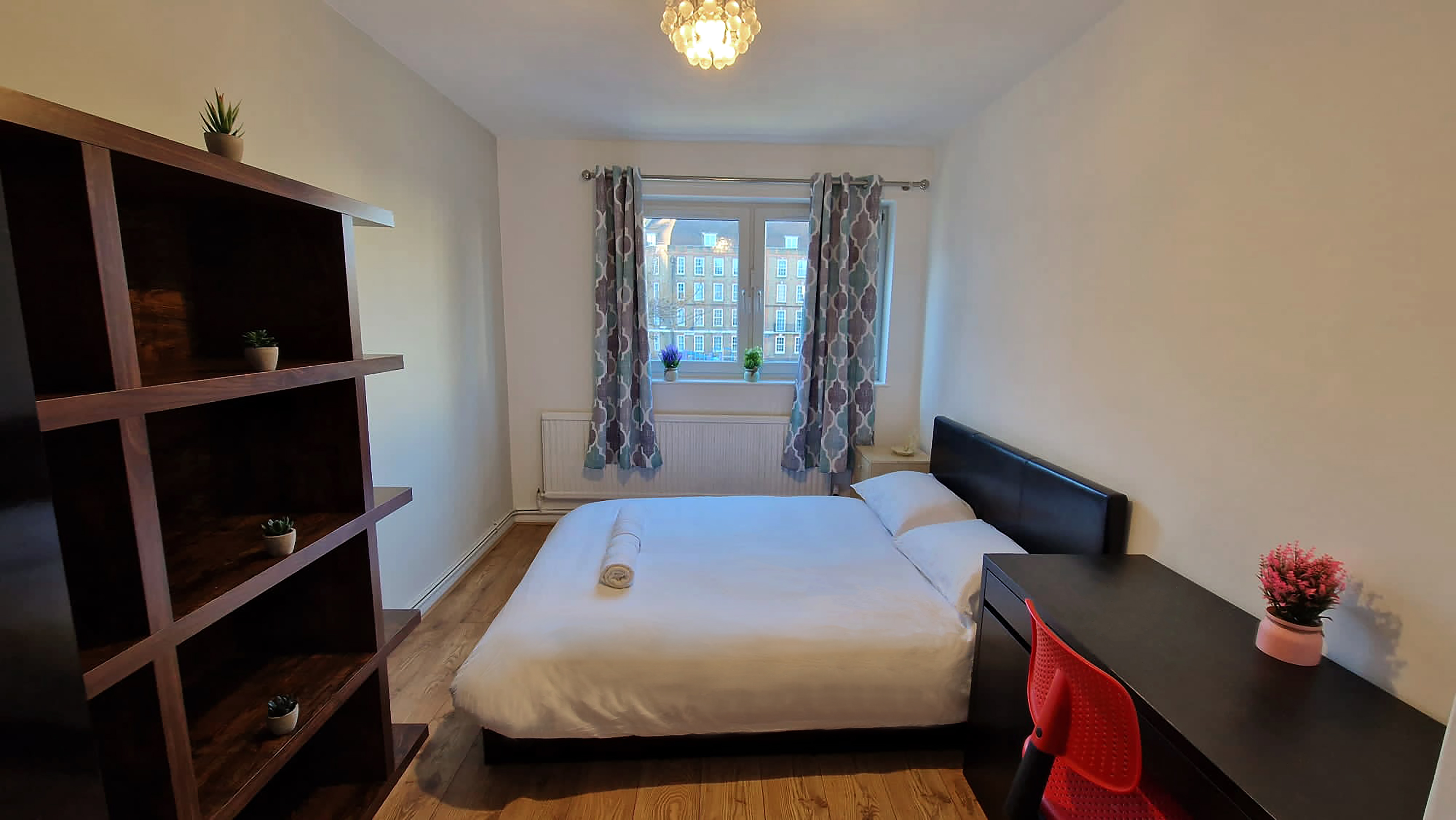 Spacious double bed close to tube and Tower Bridge