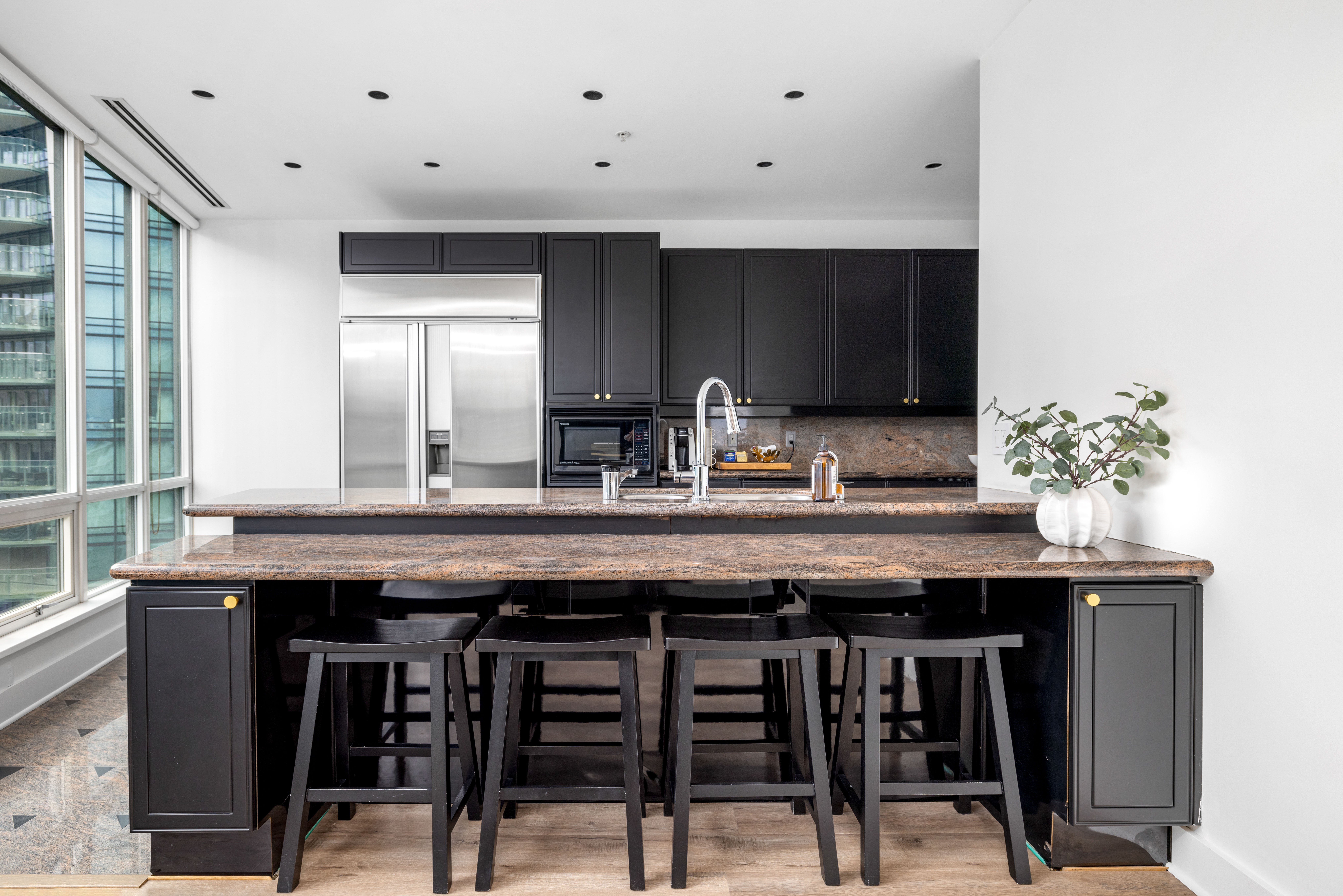 1000sqft TOP FLOOR Apt w/ Balcony in Coal Harbour