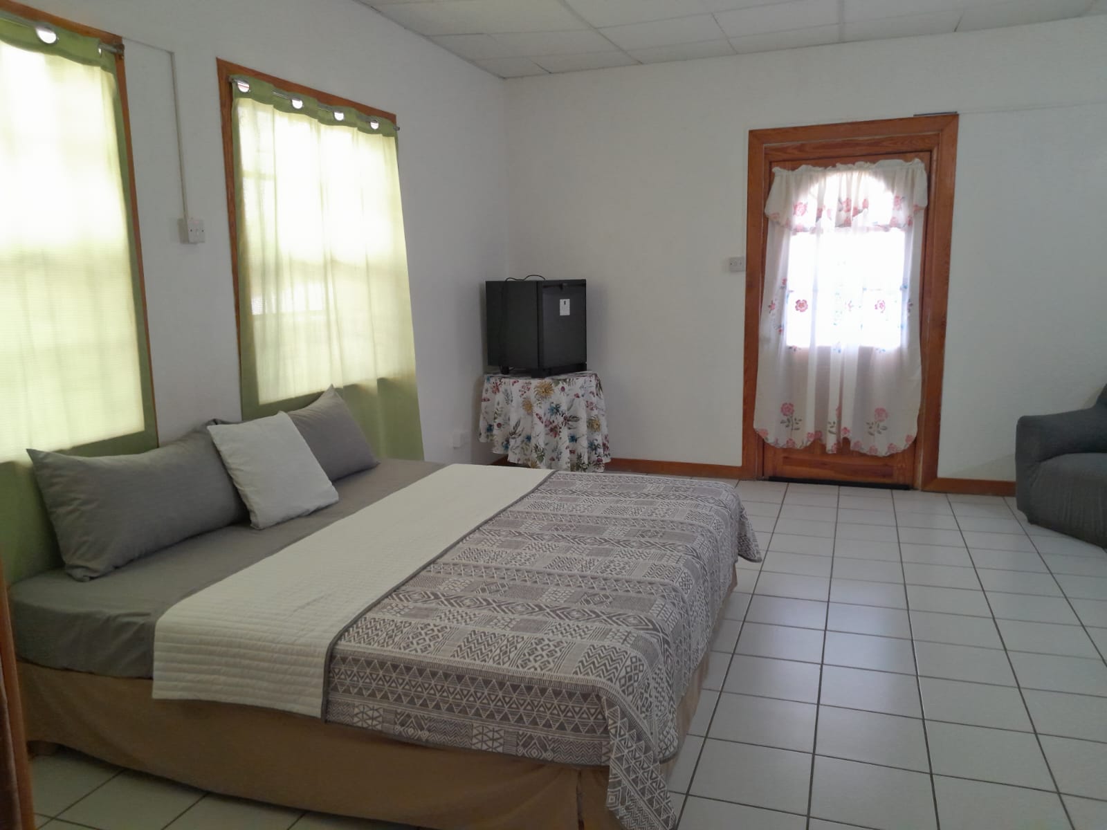 UVF Nearby: Relaxing Room for Two