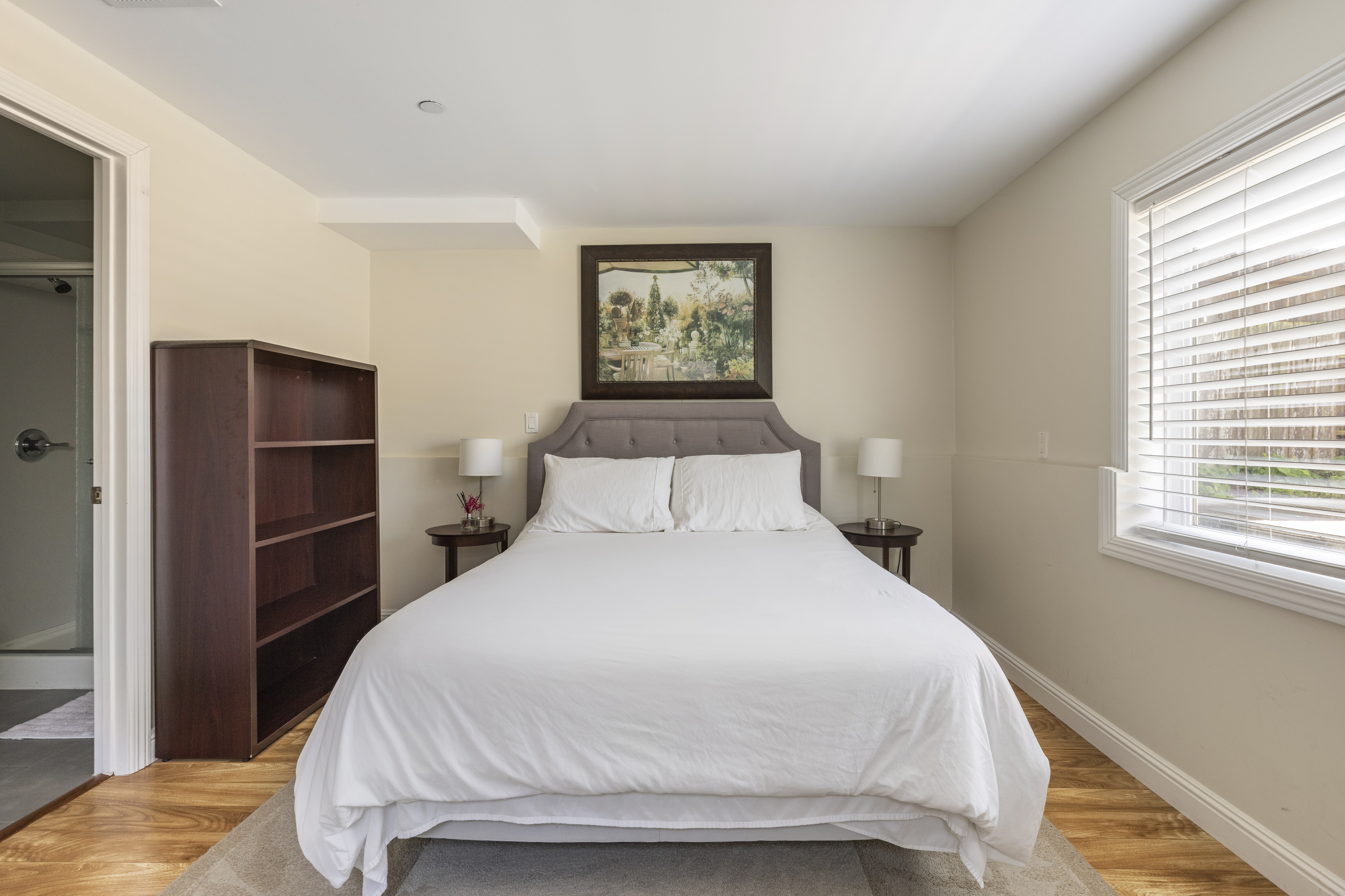 5912: Cozy Queen Suite Near Park, Beach, &Transit