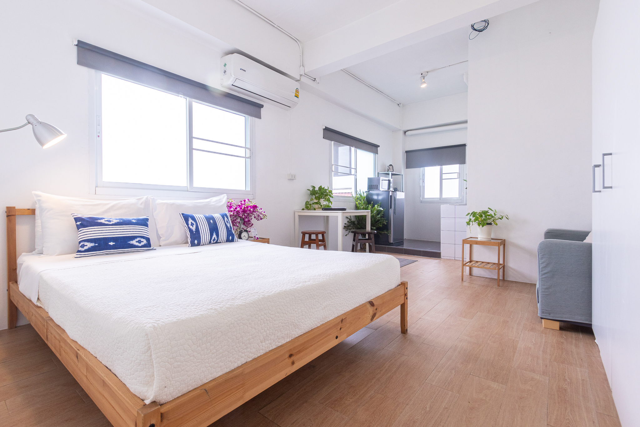 4/5 - Sunlit Deluxe Studio with Queen bed & A/C