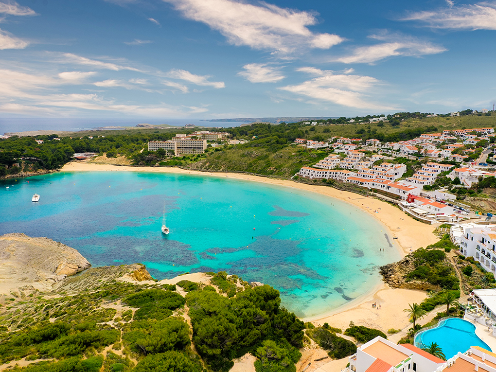 Beach apartment with direct access to the sea