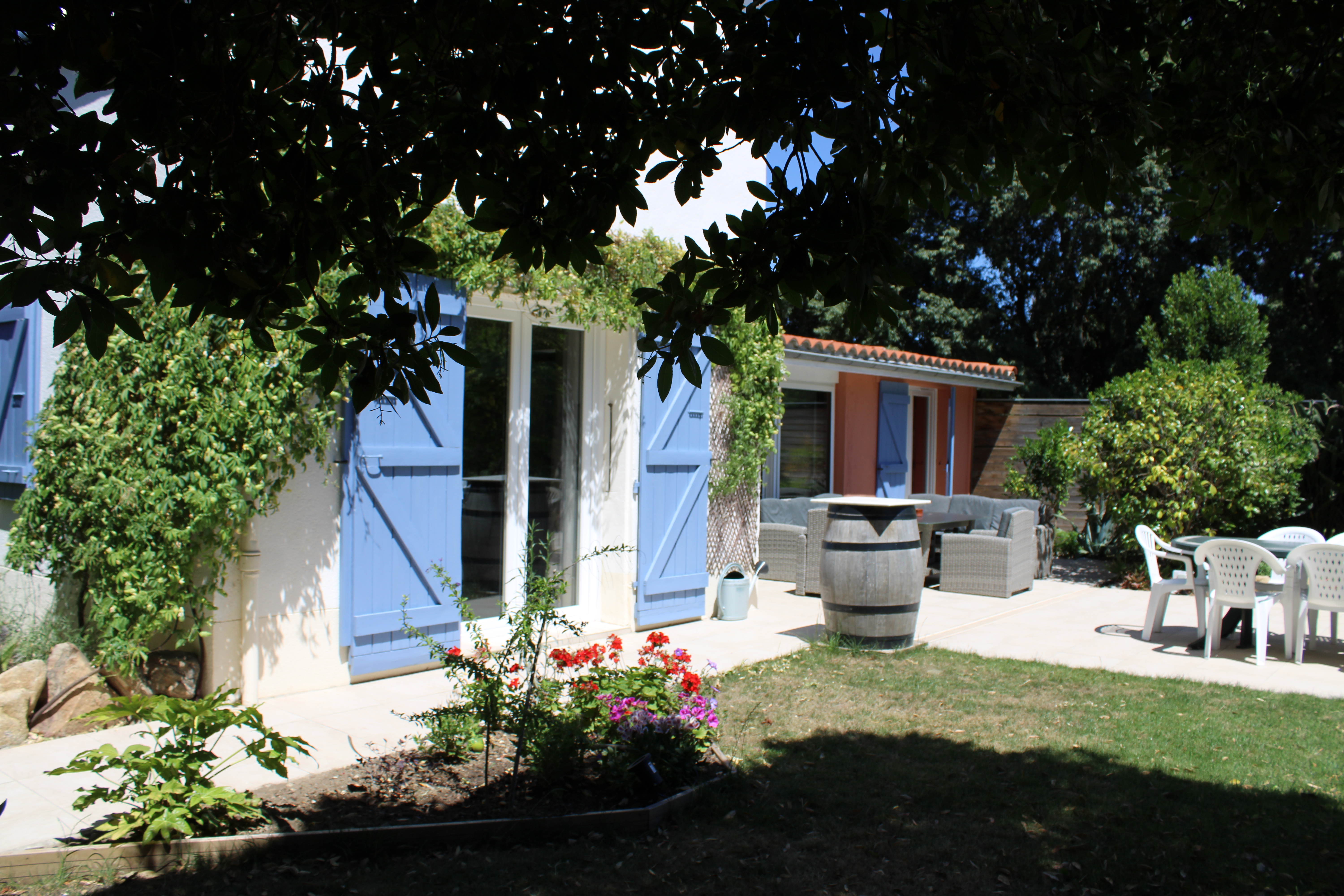 Comfortable house with pool and bar (billiards)