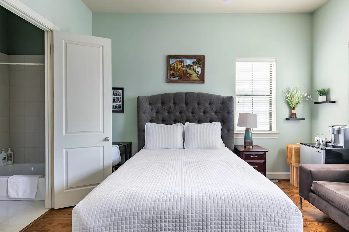 Private Room in Canton Townhouse in District 14, Dallas