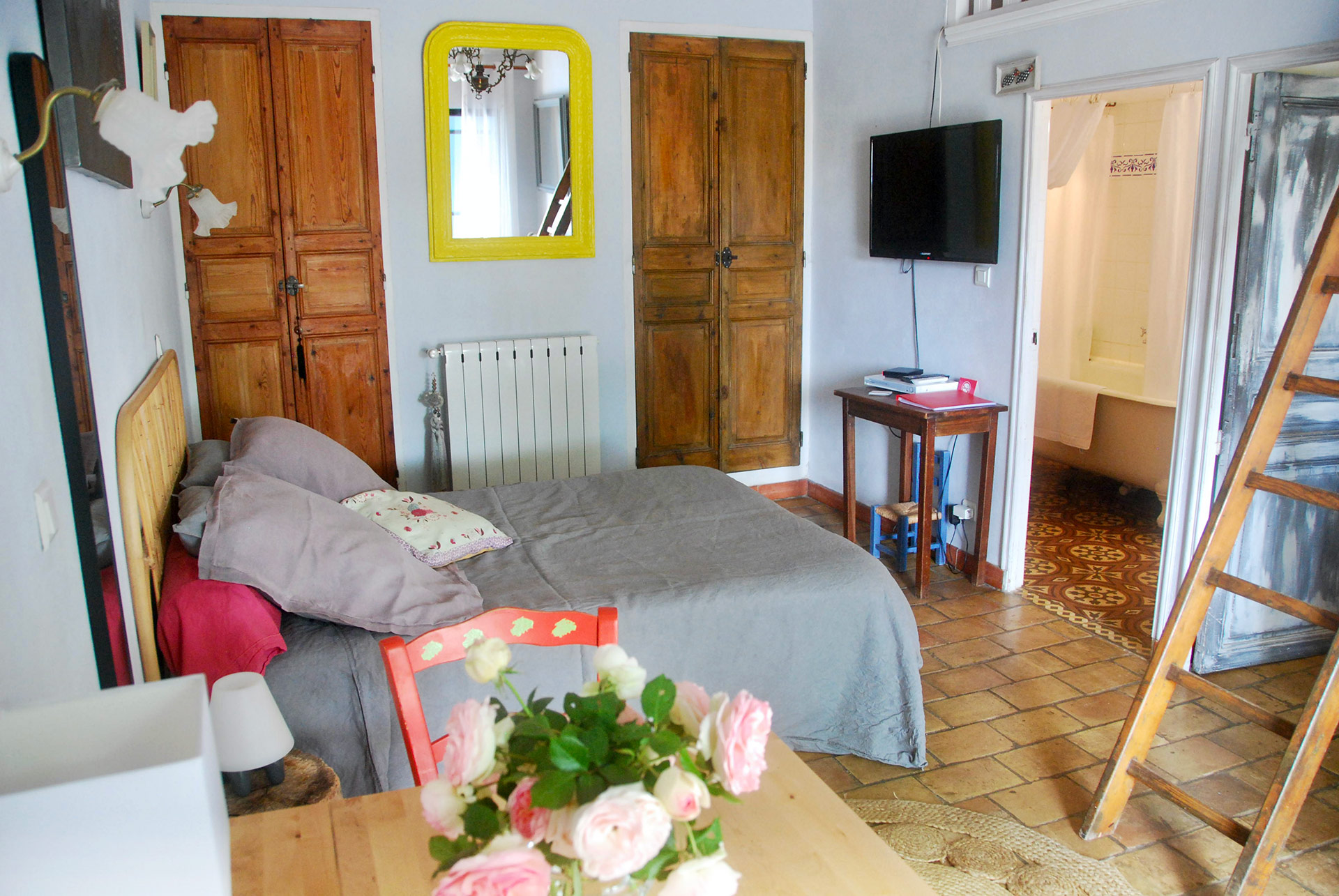 Studio in Provencal farmhouse near city center.