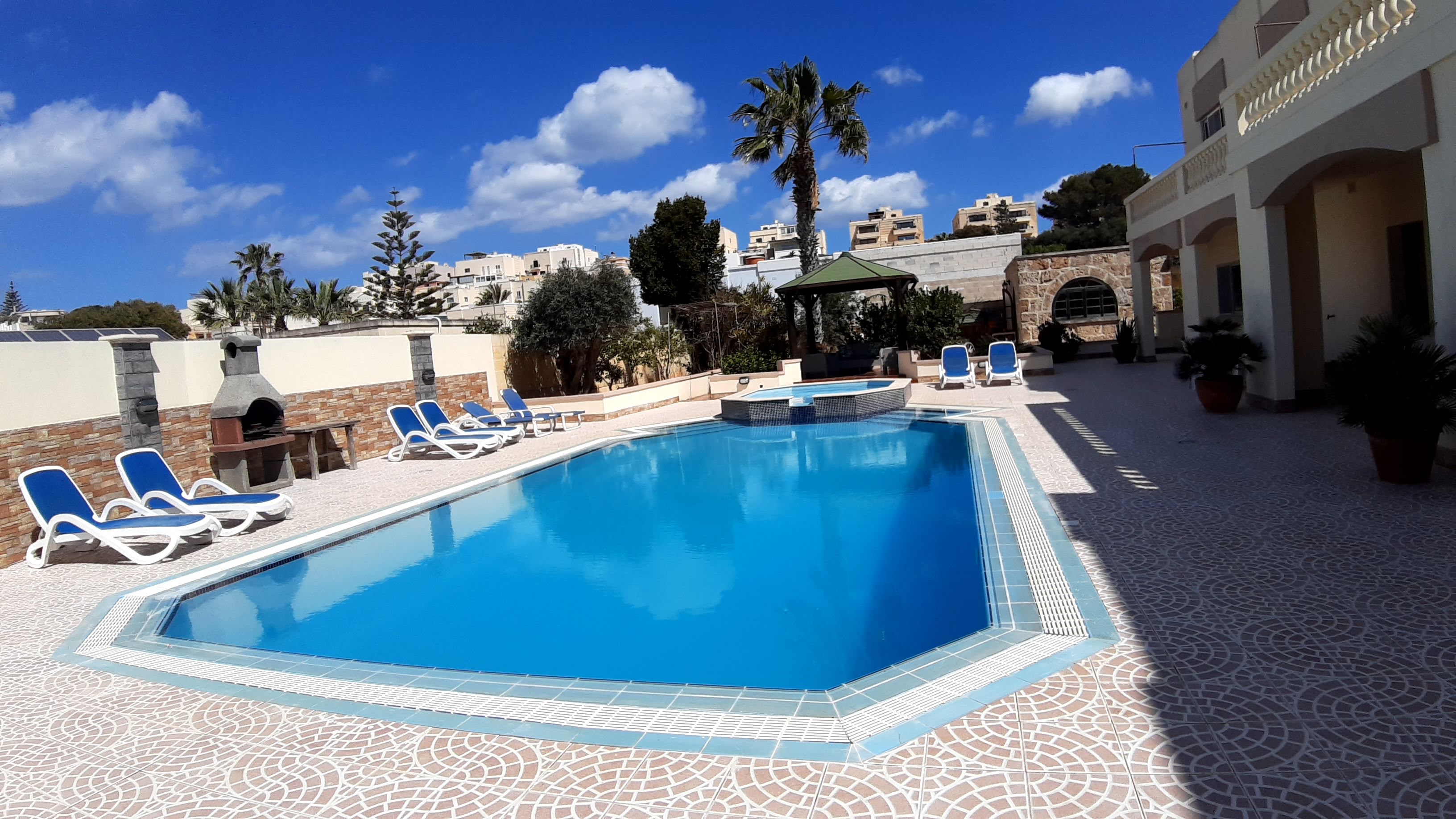 Juneville 1 bedroom apartment with pool & AC.