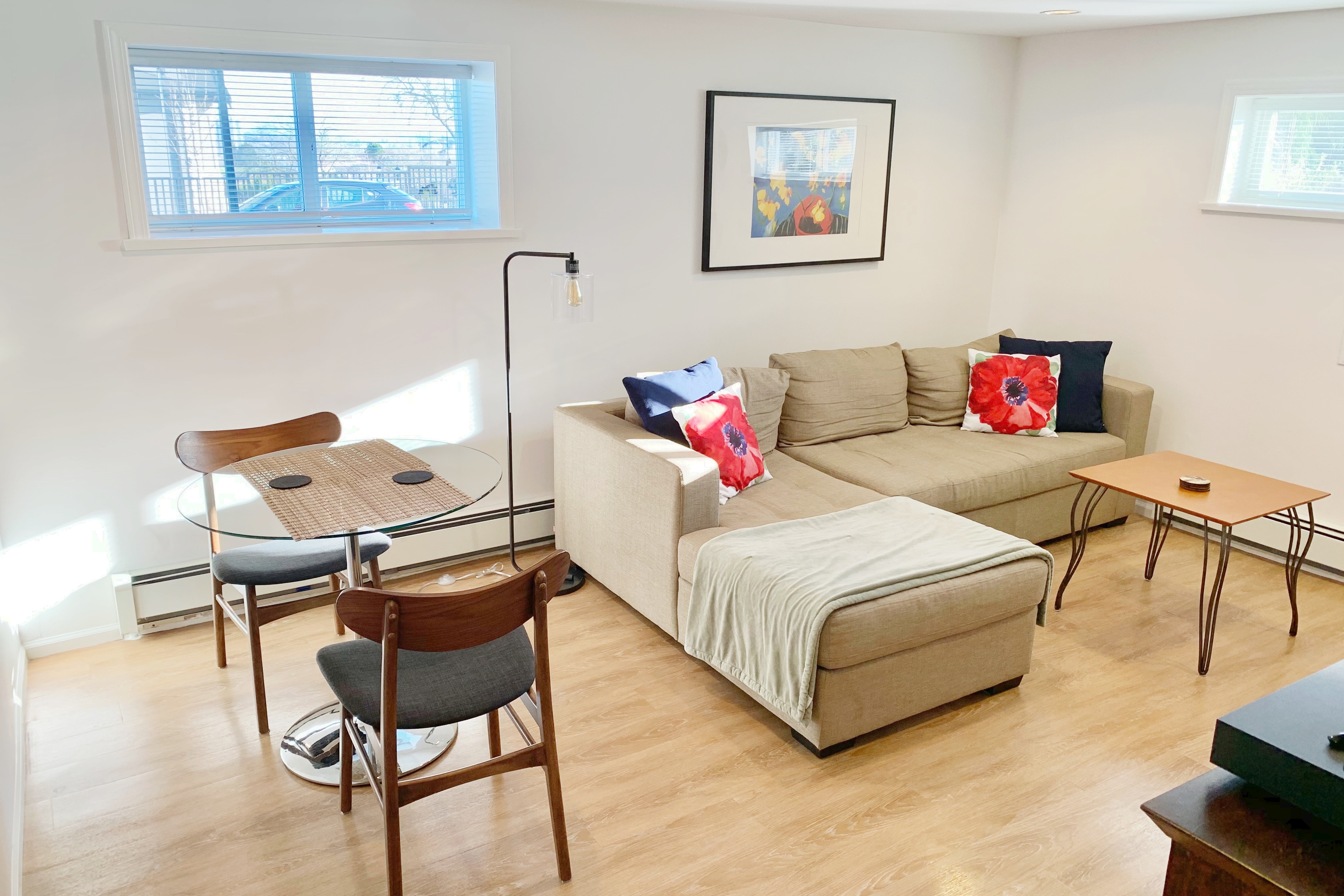 Cheerful, one bedroom suite in 1940's bungalow.