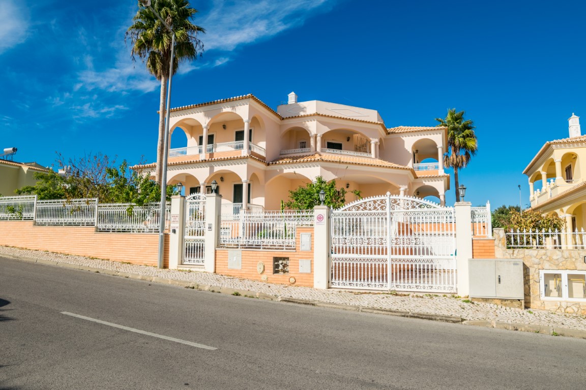 4b villa in Oura near the strip
