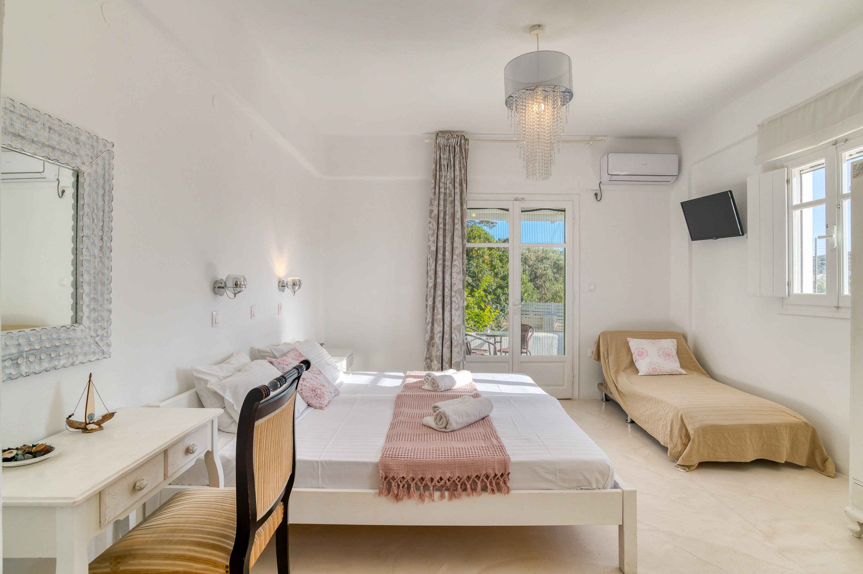 Dahlia Apartments studio 4 with pool view