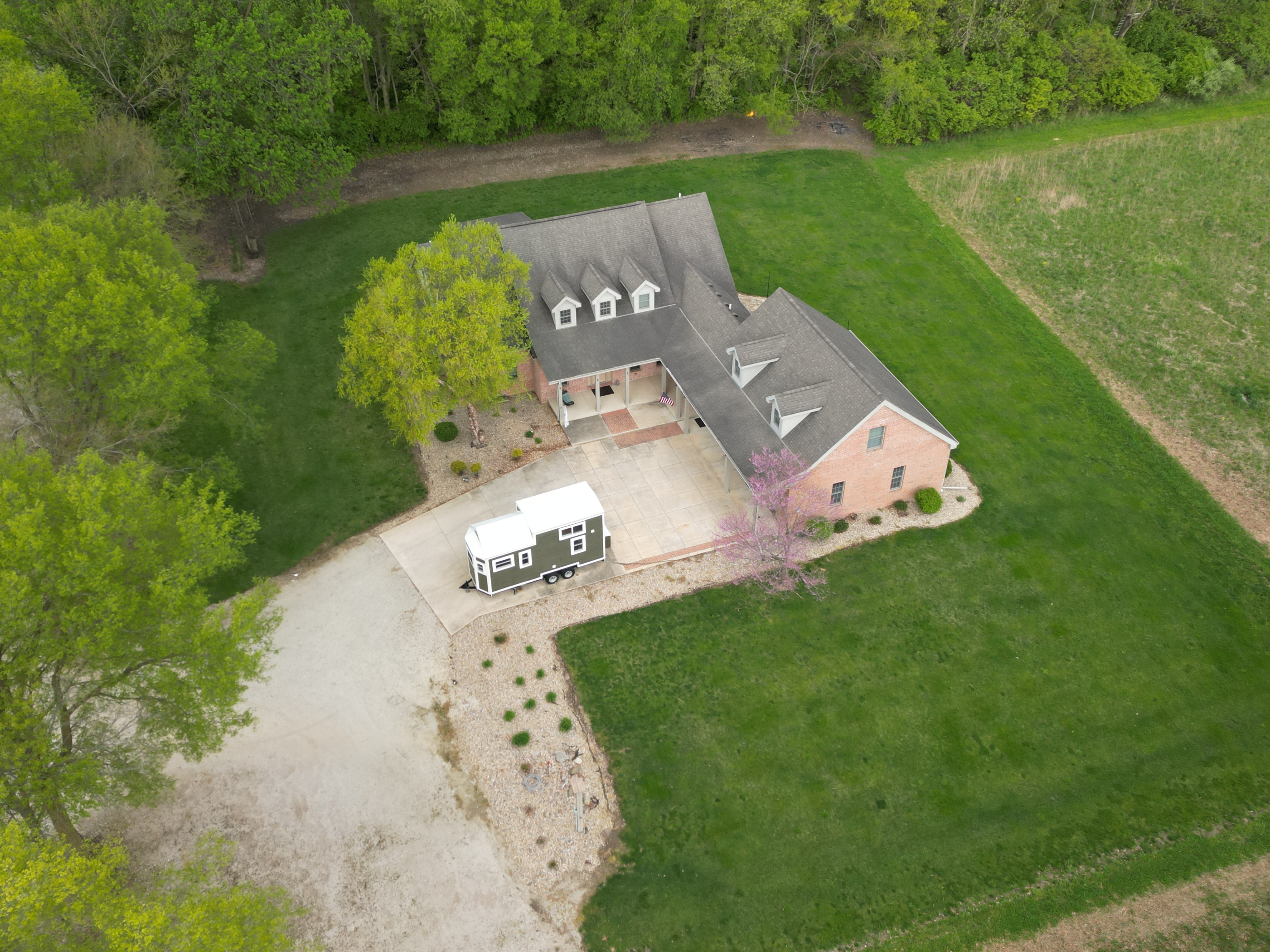 Quiet Urbana bonus room, 5 miles from University