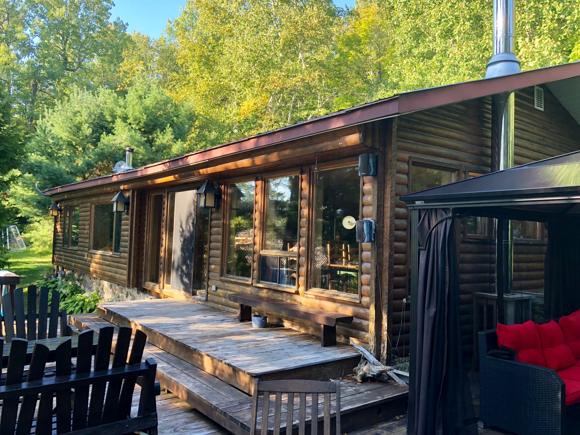 Ici et maintenant, au bord du lac (quai privé) Chalets à louer à