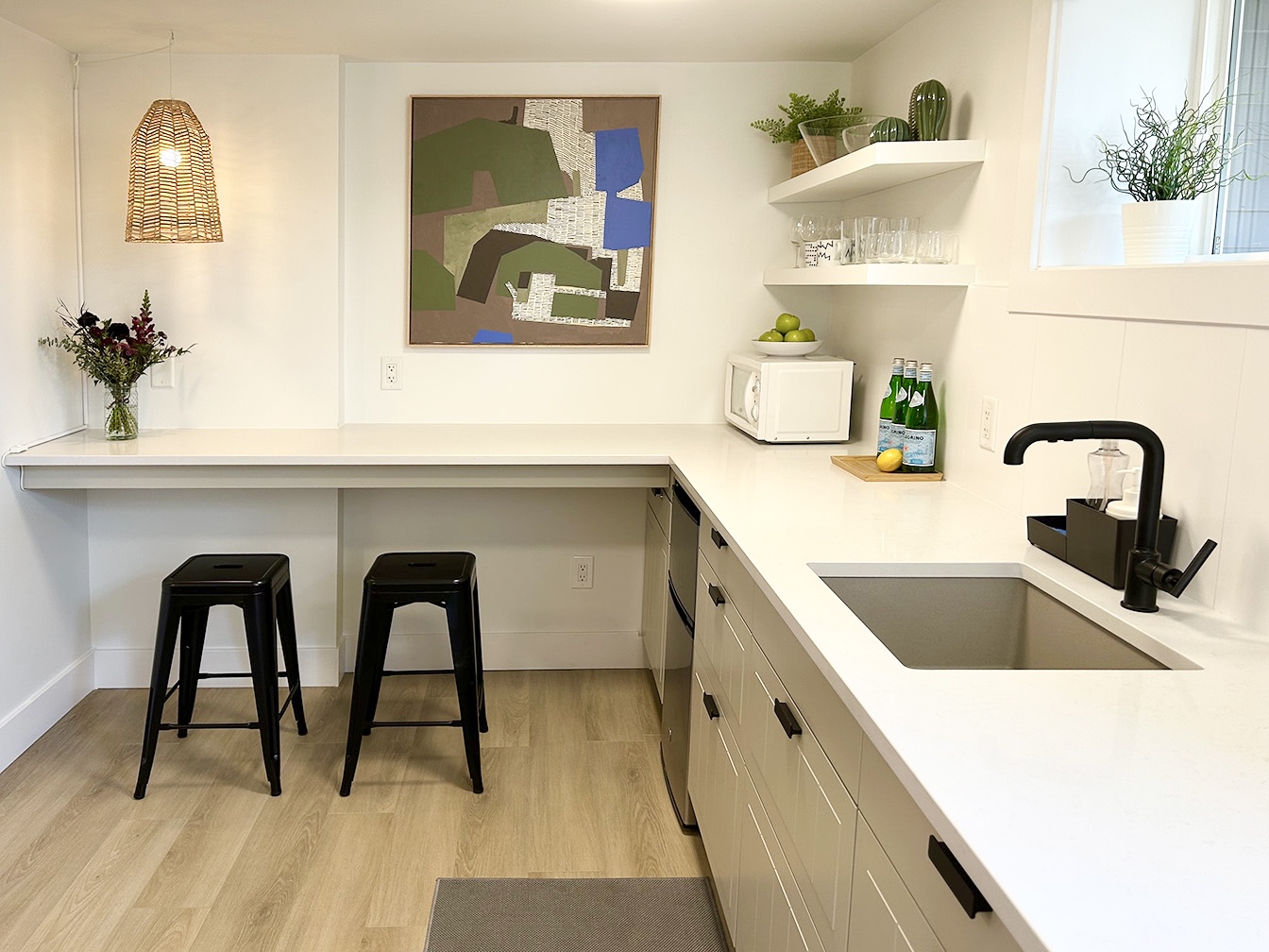 Modern suite near trendy Main St, sleeps 1-4