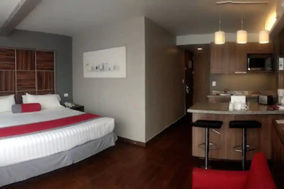 Minimalist w/ 1King Size Suite. super Location