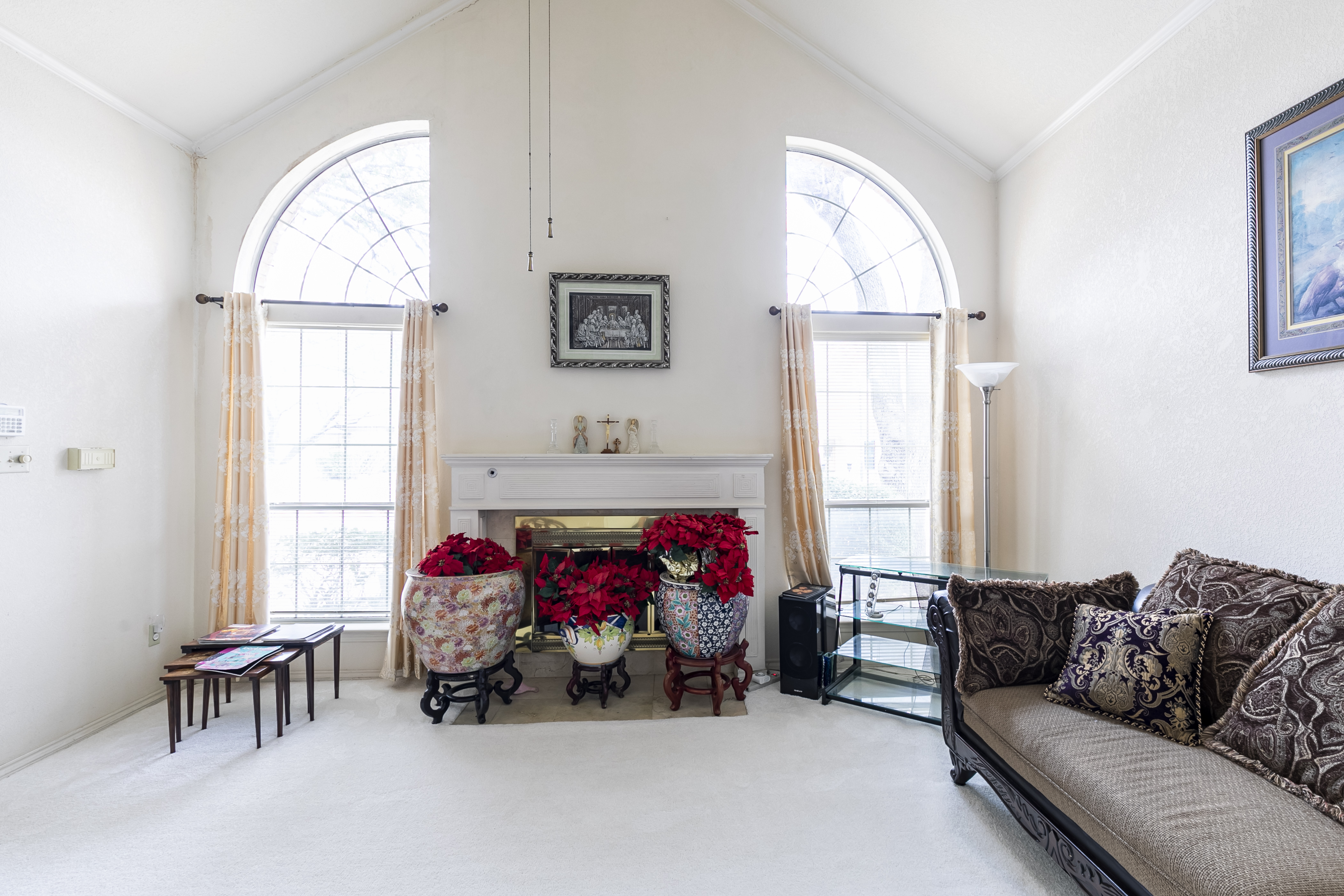 Peach room with attached bathroom in District 12, Dallas