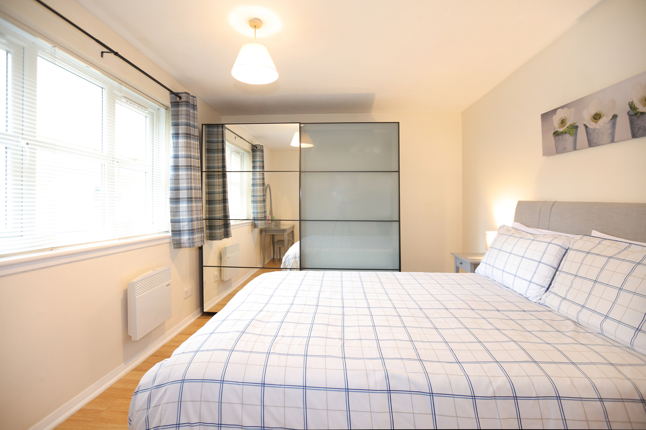 Edinburgh Palace Apartment near Royal Mile in Abbeyhill, Edinburgh