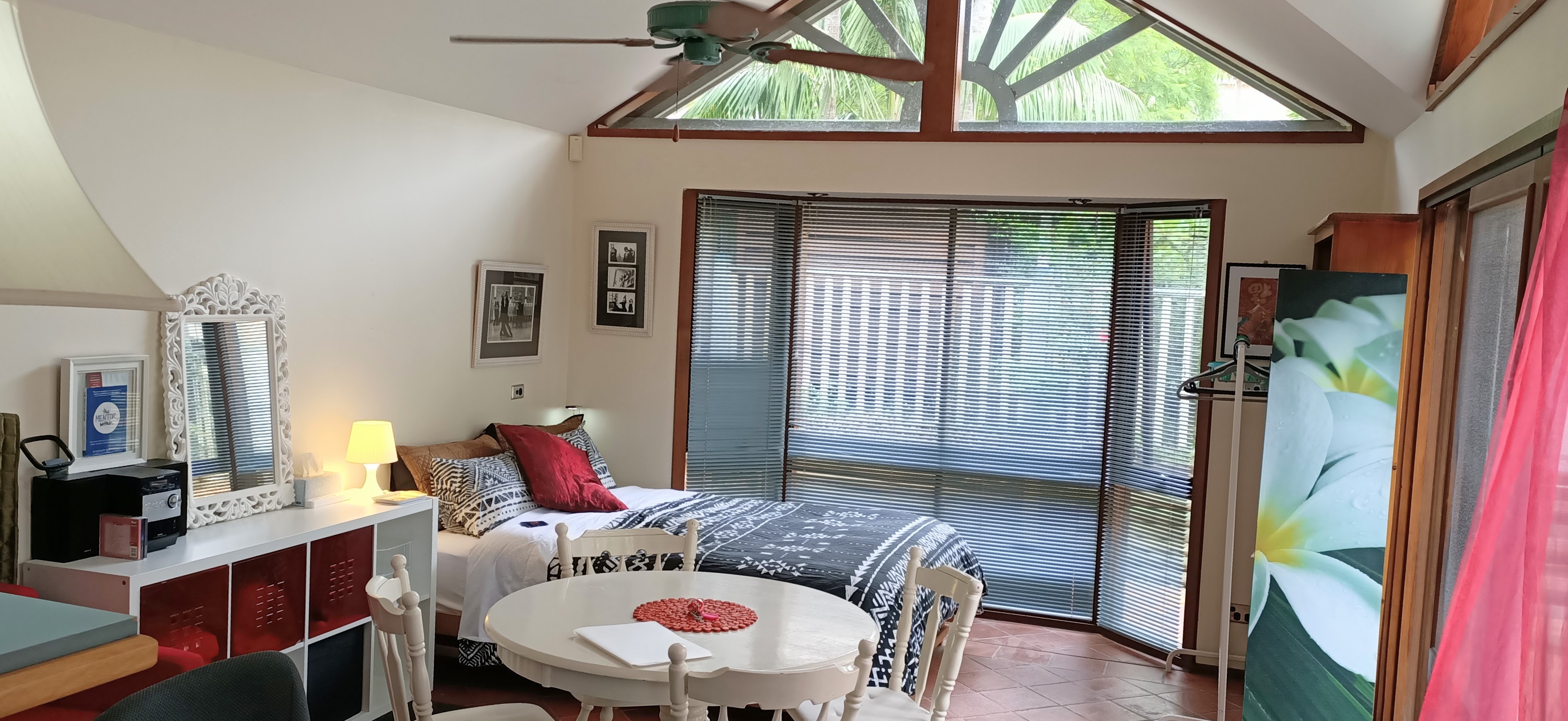 Poolside Writer's Retreat, Oatley in Hurstville, Sydney