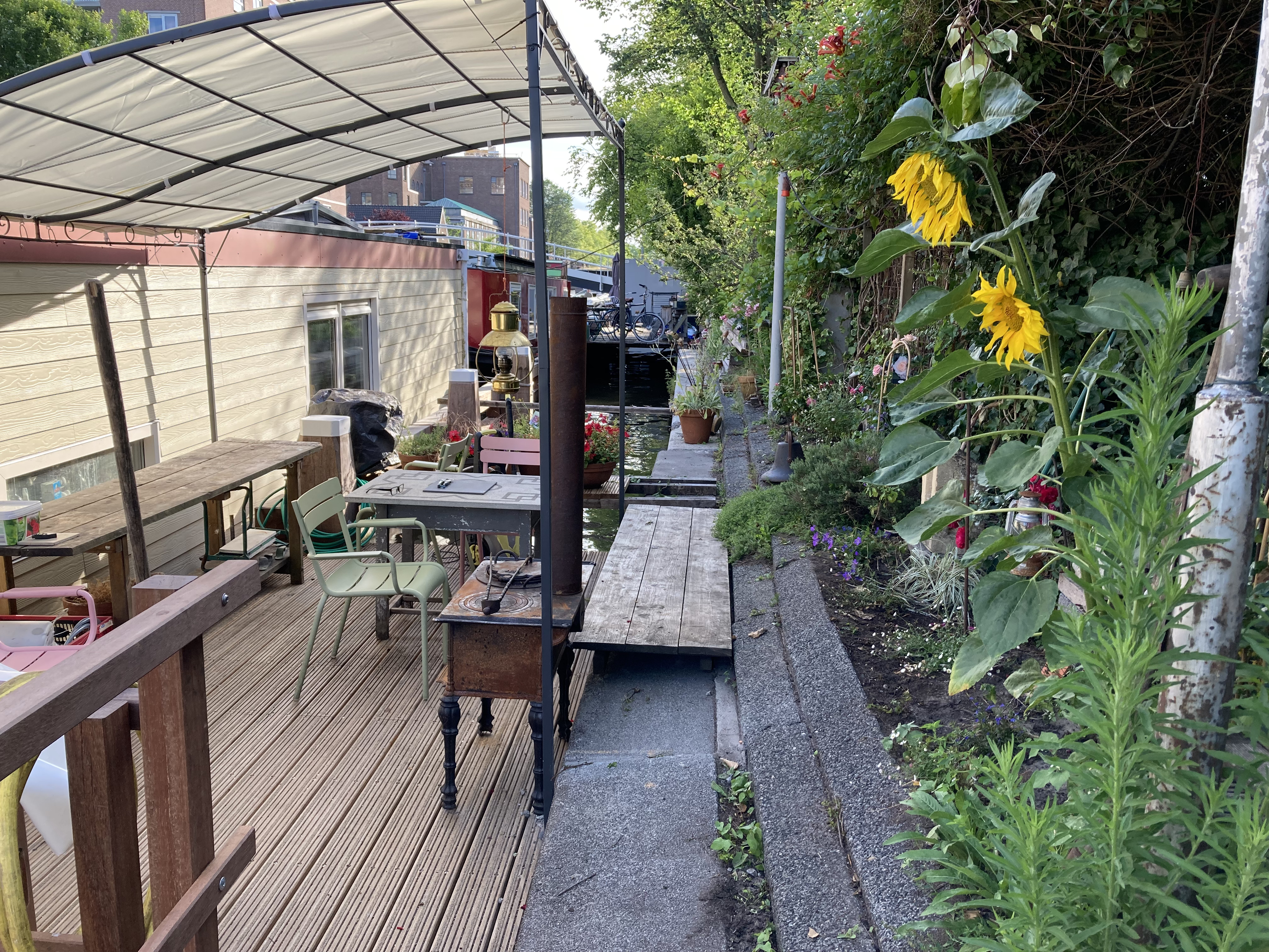 lovely houseboat with large terrace — Amsterdam stay