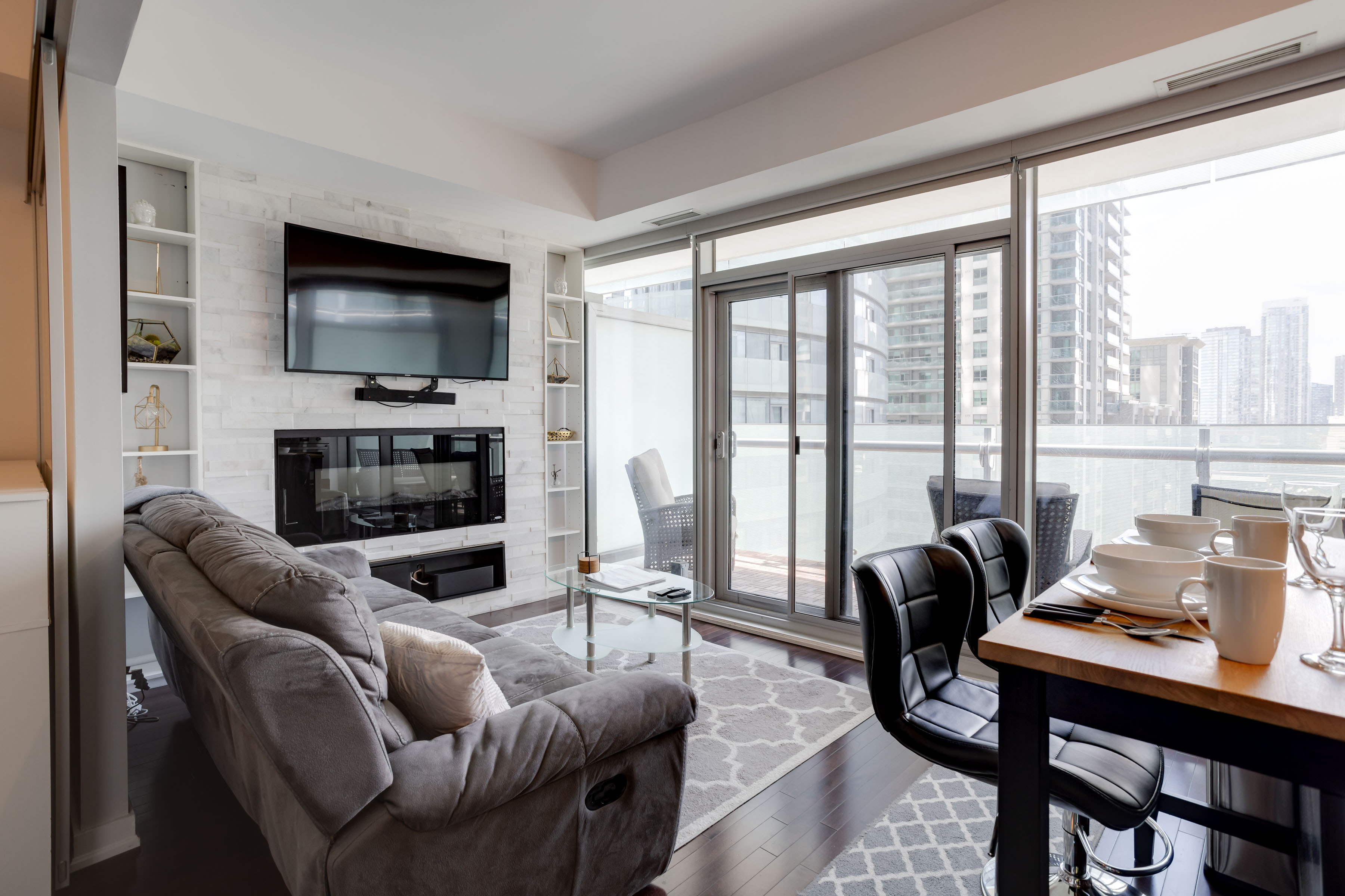 Luxurious Condo With Parking in Heart of Downtown!
