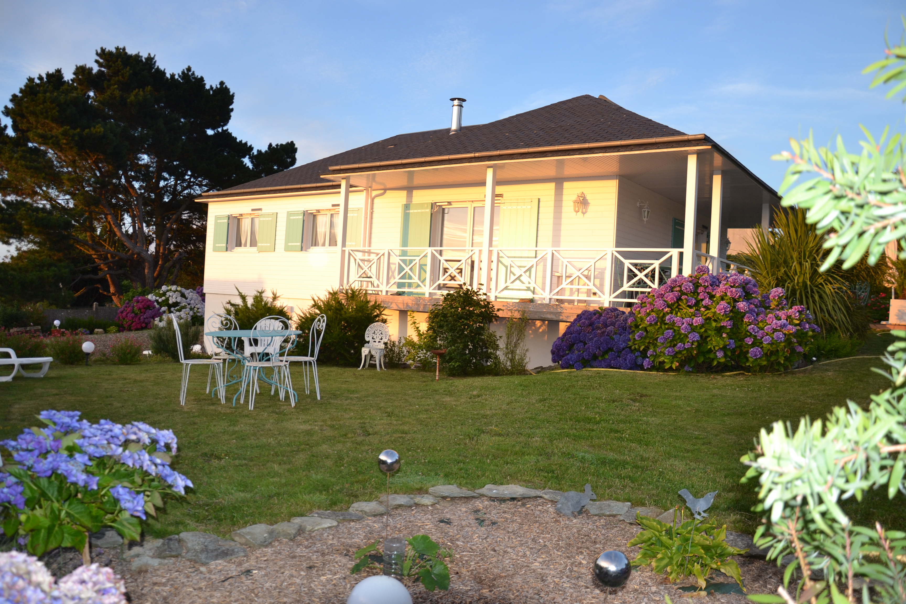 Les Hortensias Bleus **** charming house with sea view