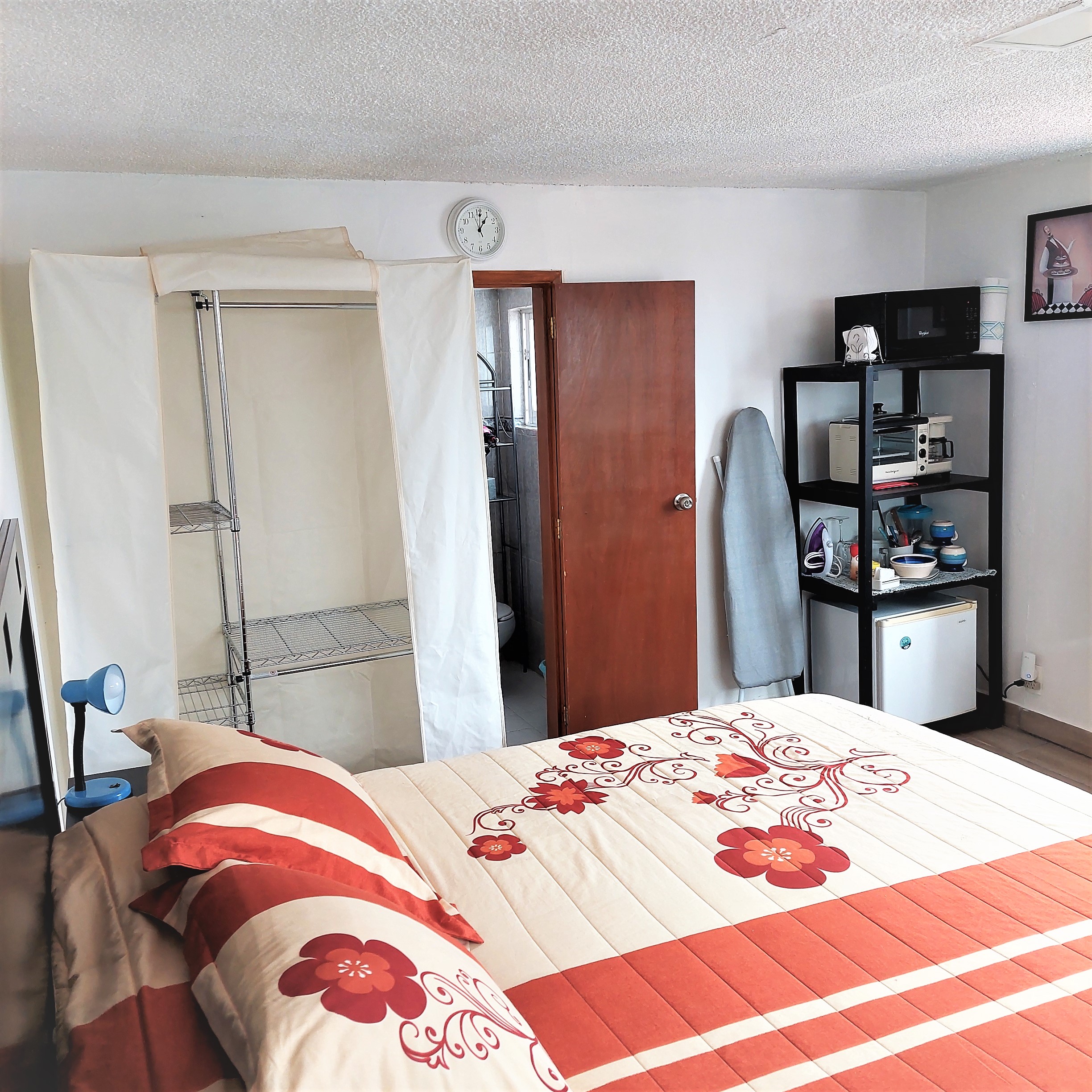 Private accommodation one BDRM with BATH condes@