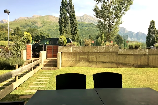 House with garden and mountain views