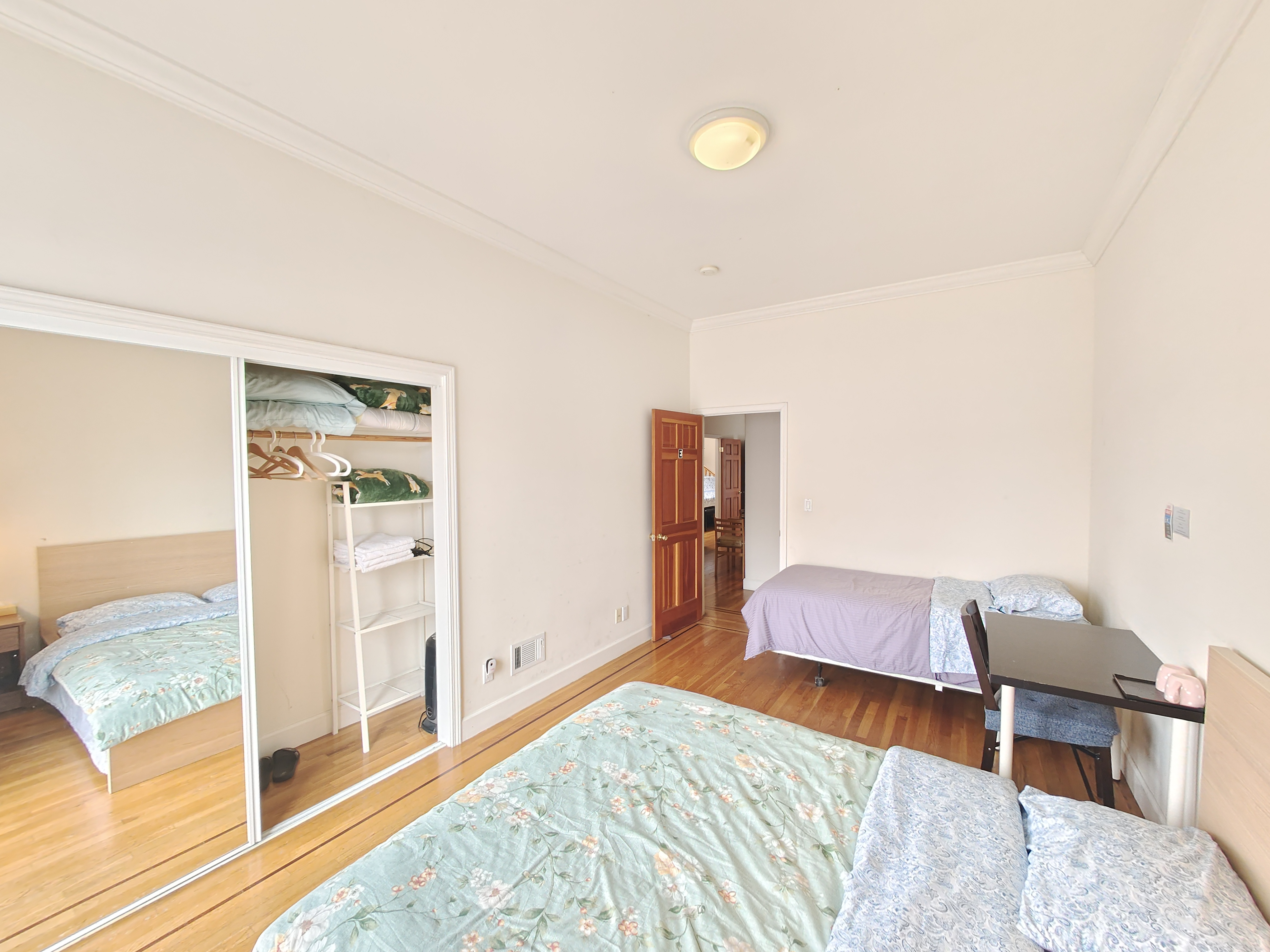 311E Private Room in Super Convenient Area, Room E