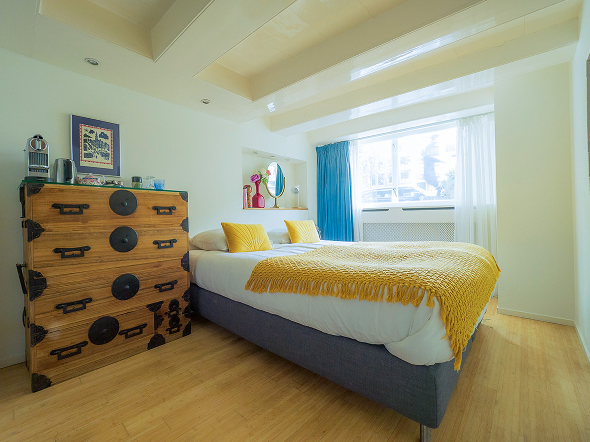 Romantic little studio with canal view in centre. — Amsterdam stay