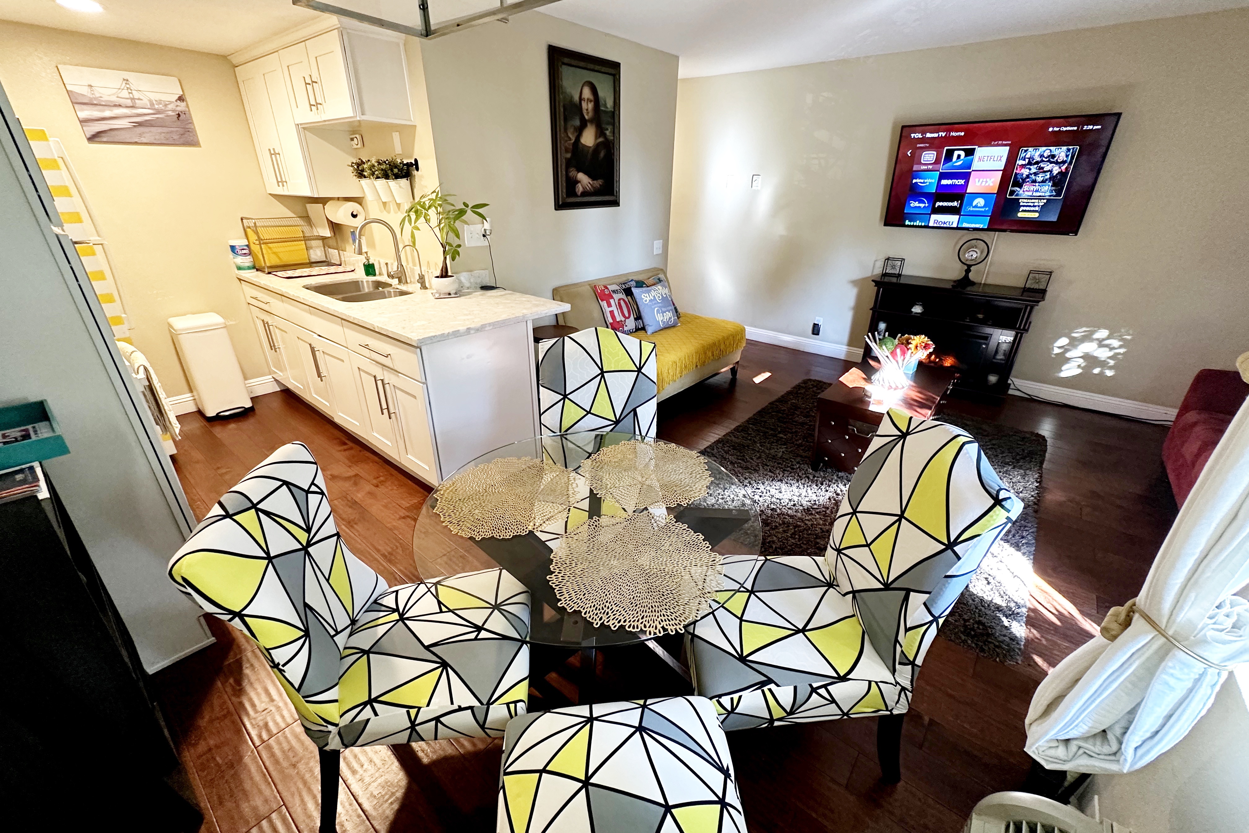 Downtown Place,Parking, 2 AC,Full Kitchen.