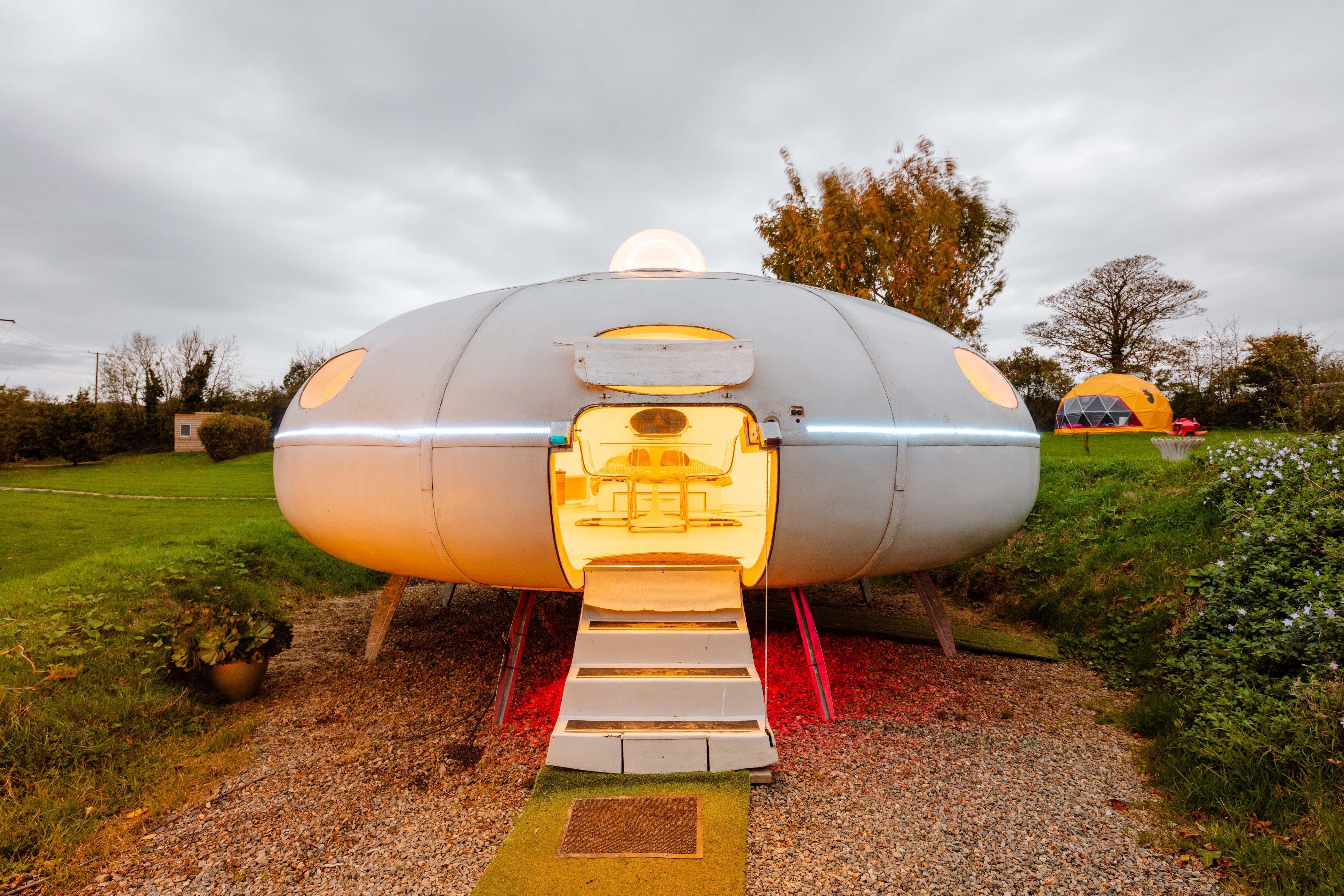 UFO「未来風の空飛ぶ円盤」！ - 借りられる飛行機 - Redberth