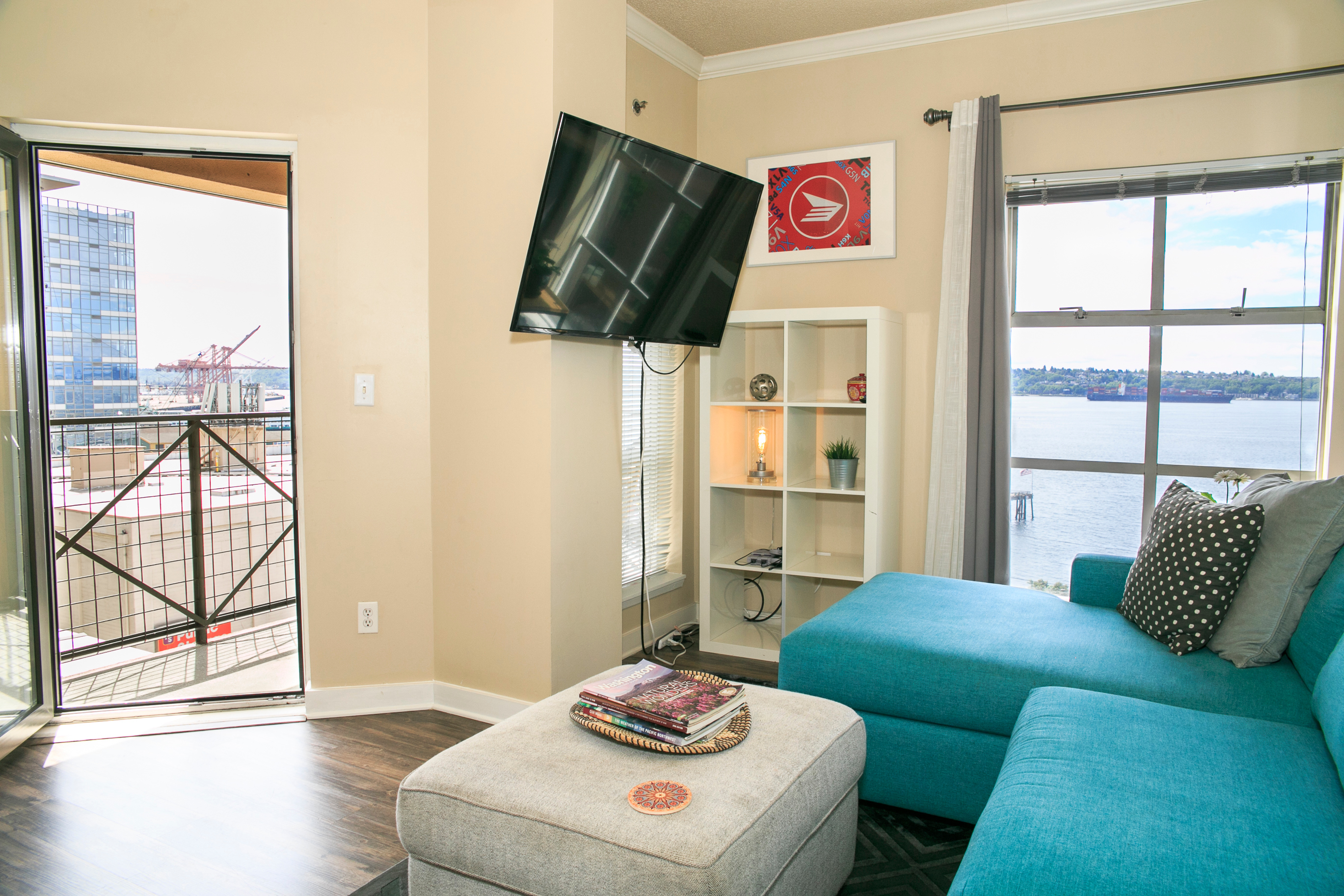 Pike Place Market Apt Water View and Balcony