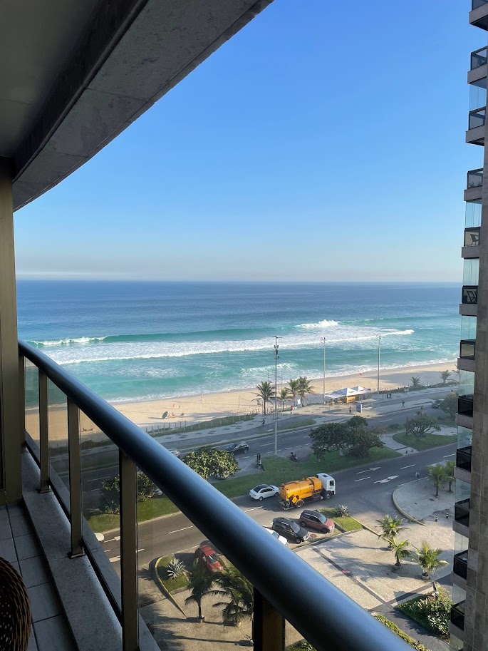 Em frente à praia num prédio elegante com serviços