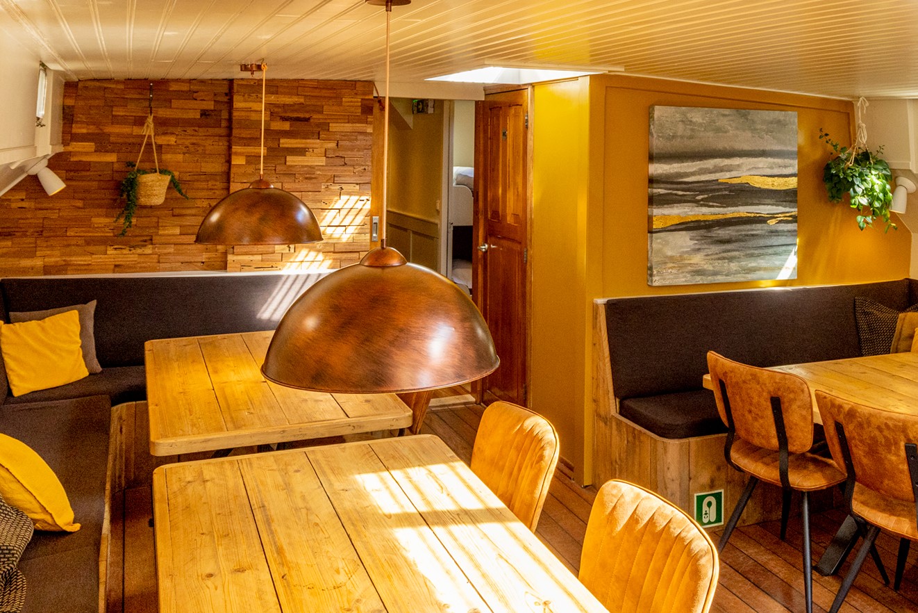 boutique style boat, 10 cabins — Amsterdam stay
